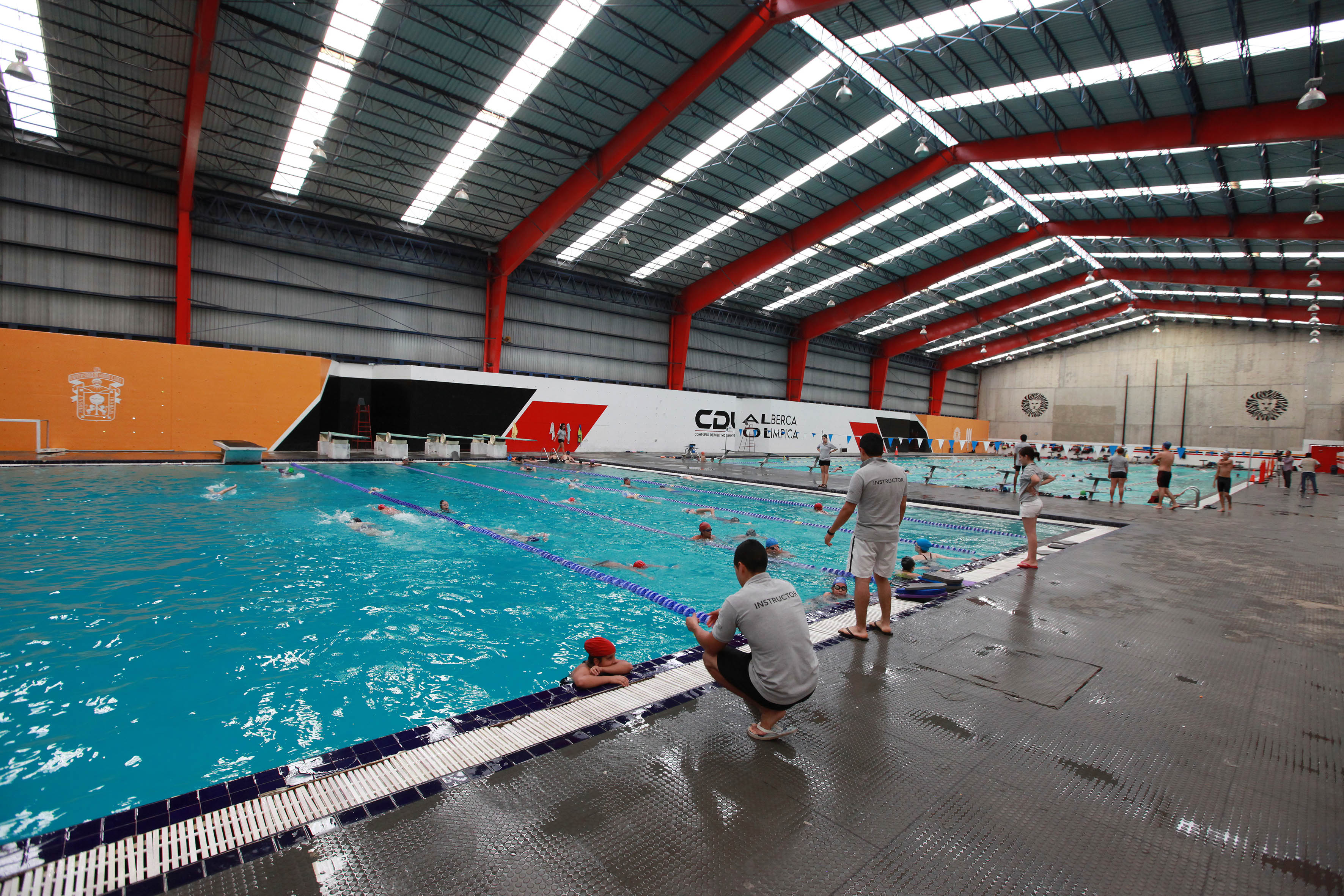 Instructores en la alberca olimpica
