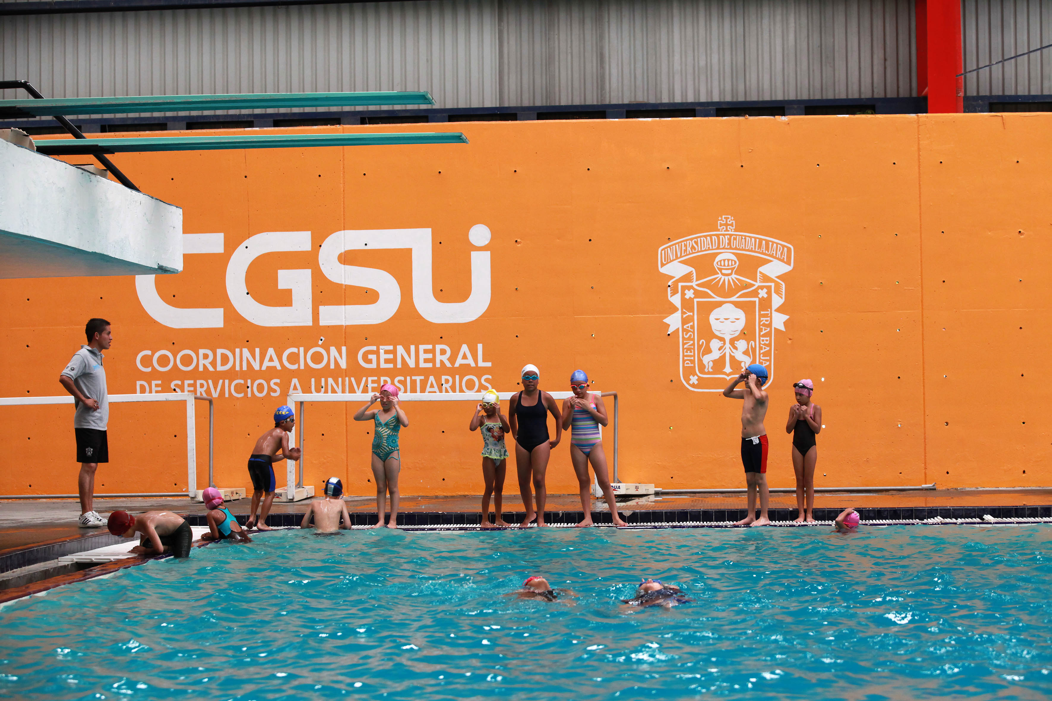 Instructores en la alberca olimpica