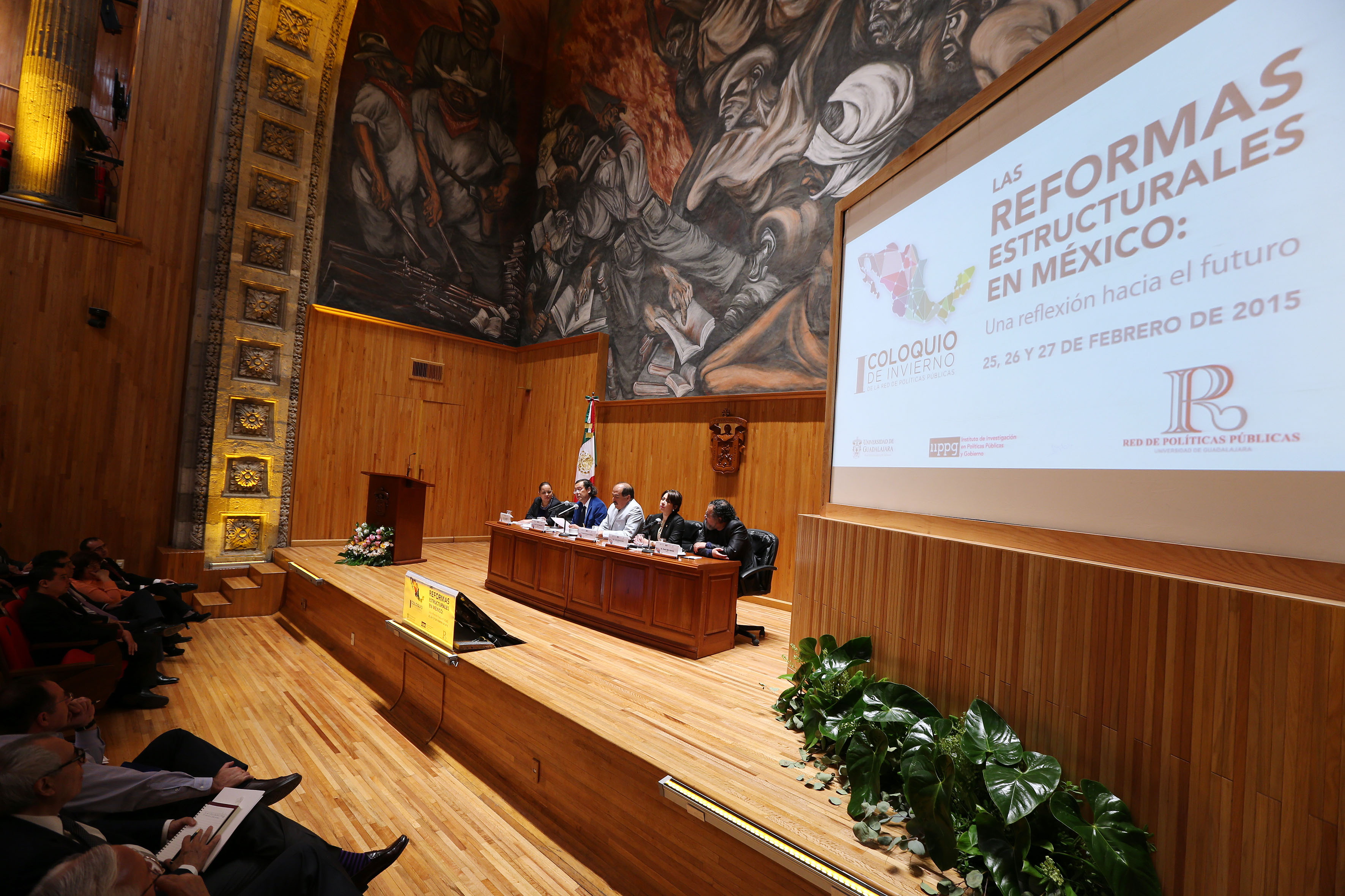 Miembros del presidium en paraninfo de la universidad de Guadalajara 