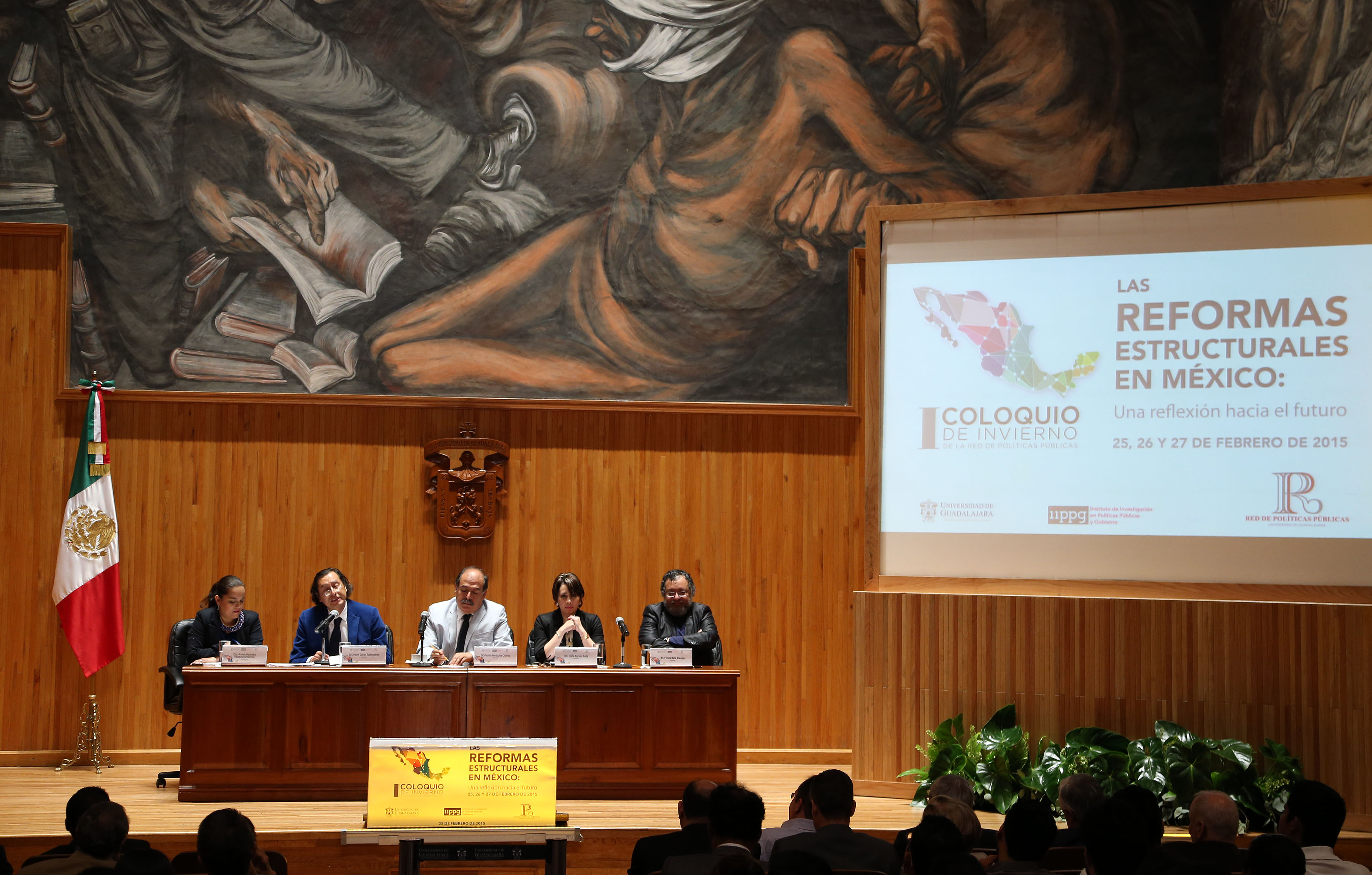 Miembros del presidium que participaron en el coloquio 