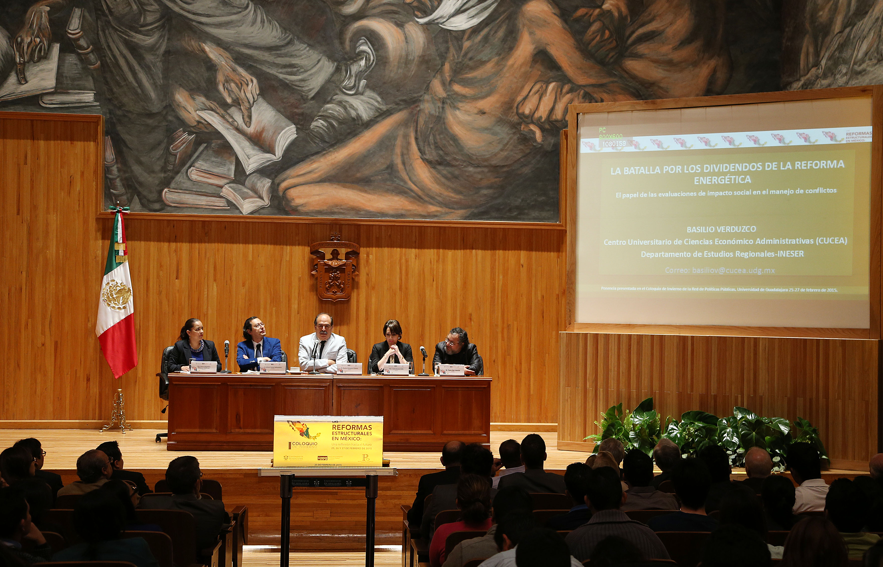Miembros del presidium que participaron en el coloquio 