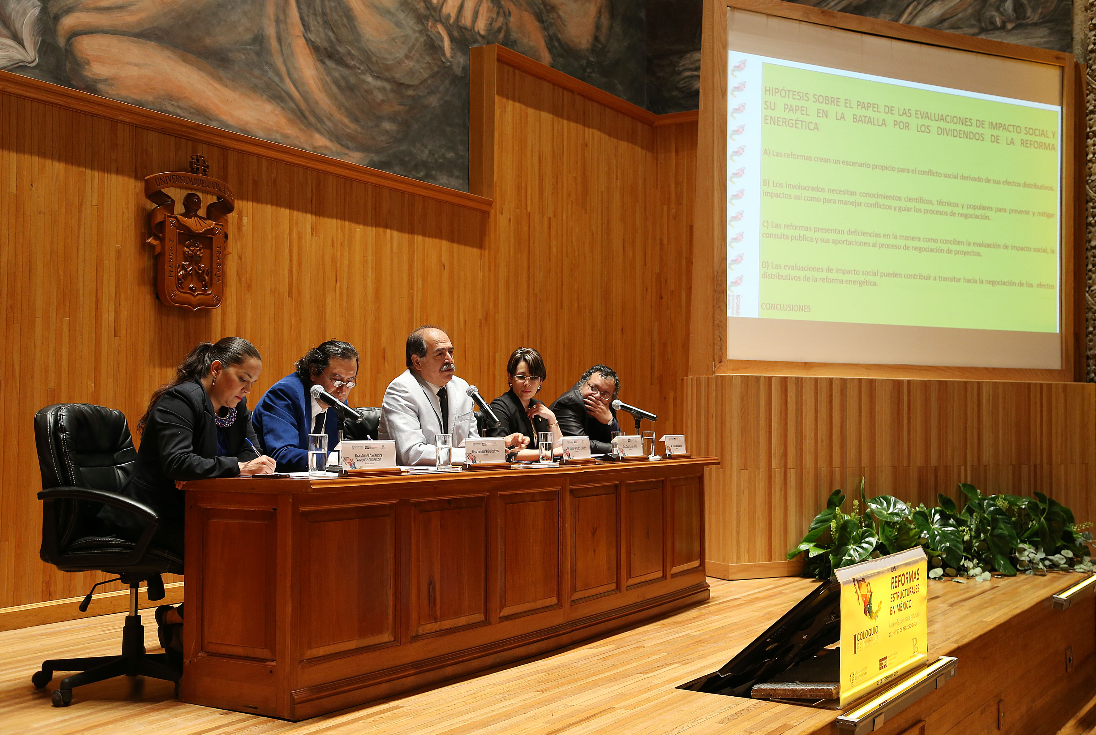 Dr. Basilio Verduzco Chavez participando en el coloquio 