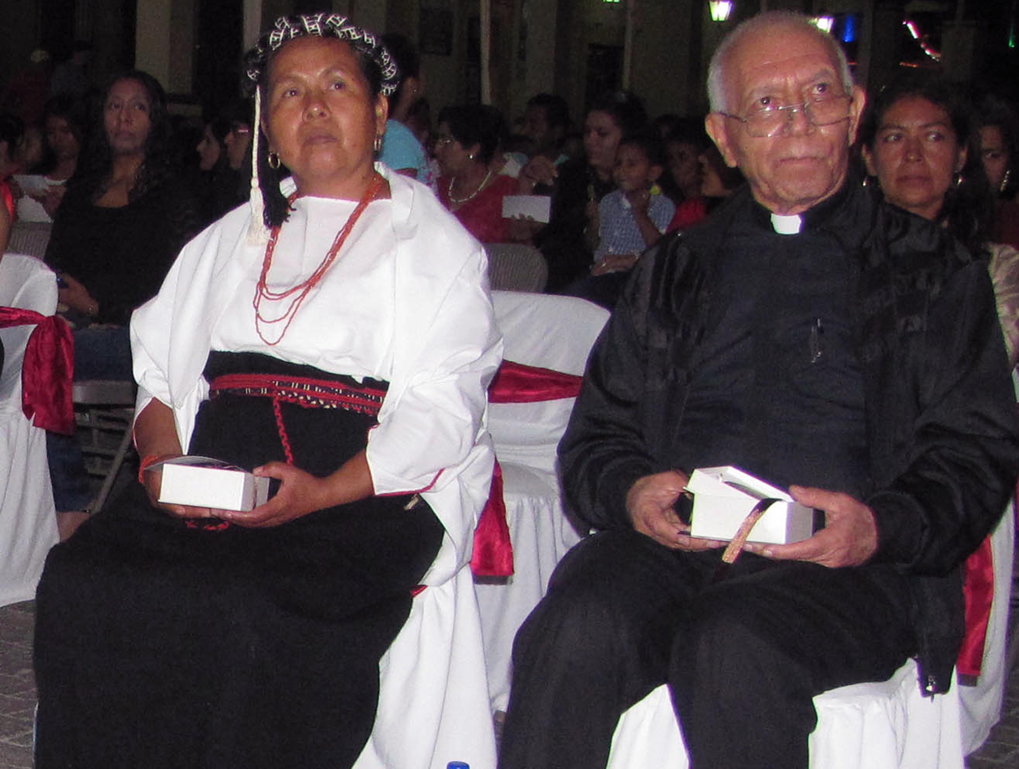 María de Jesús Patricio Martínez, muestra su galardón al merito tuxpanense