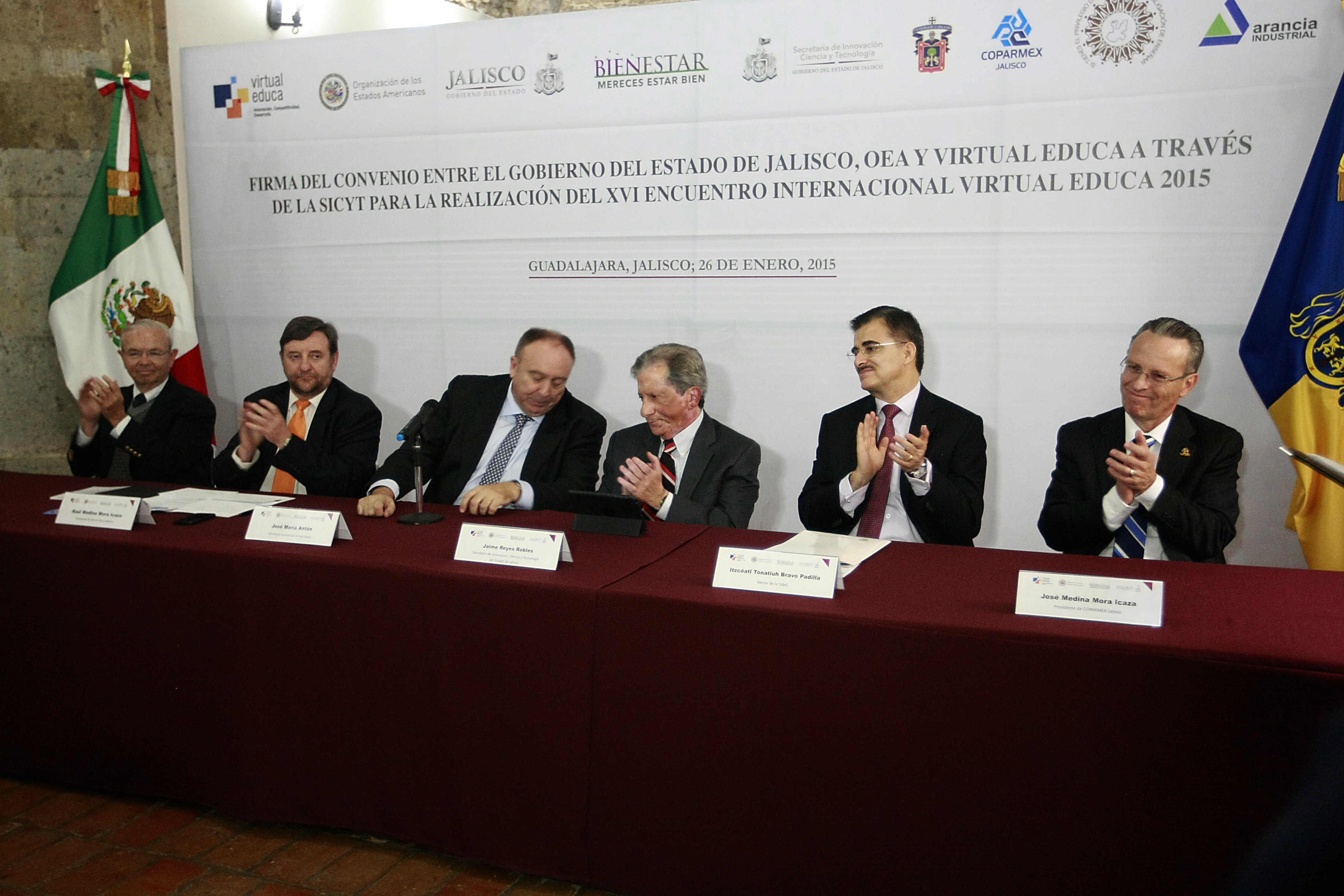 Los miembros del presidium aplaudiendo