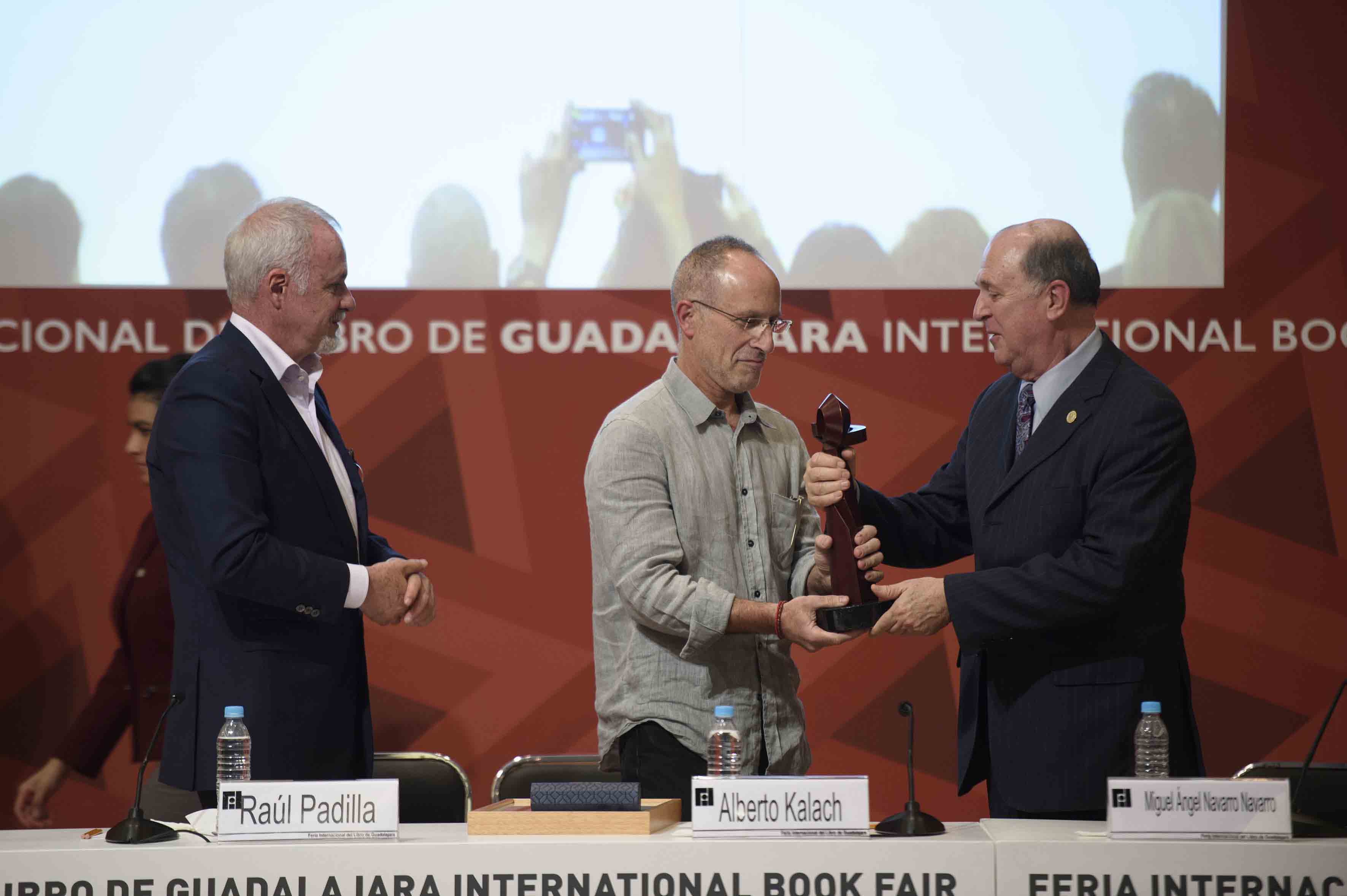 Entregan el Premio Arpa Fil a Alberto Kalach Universidad de Guadalajara