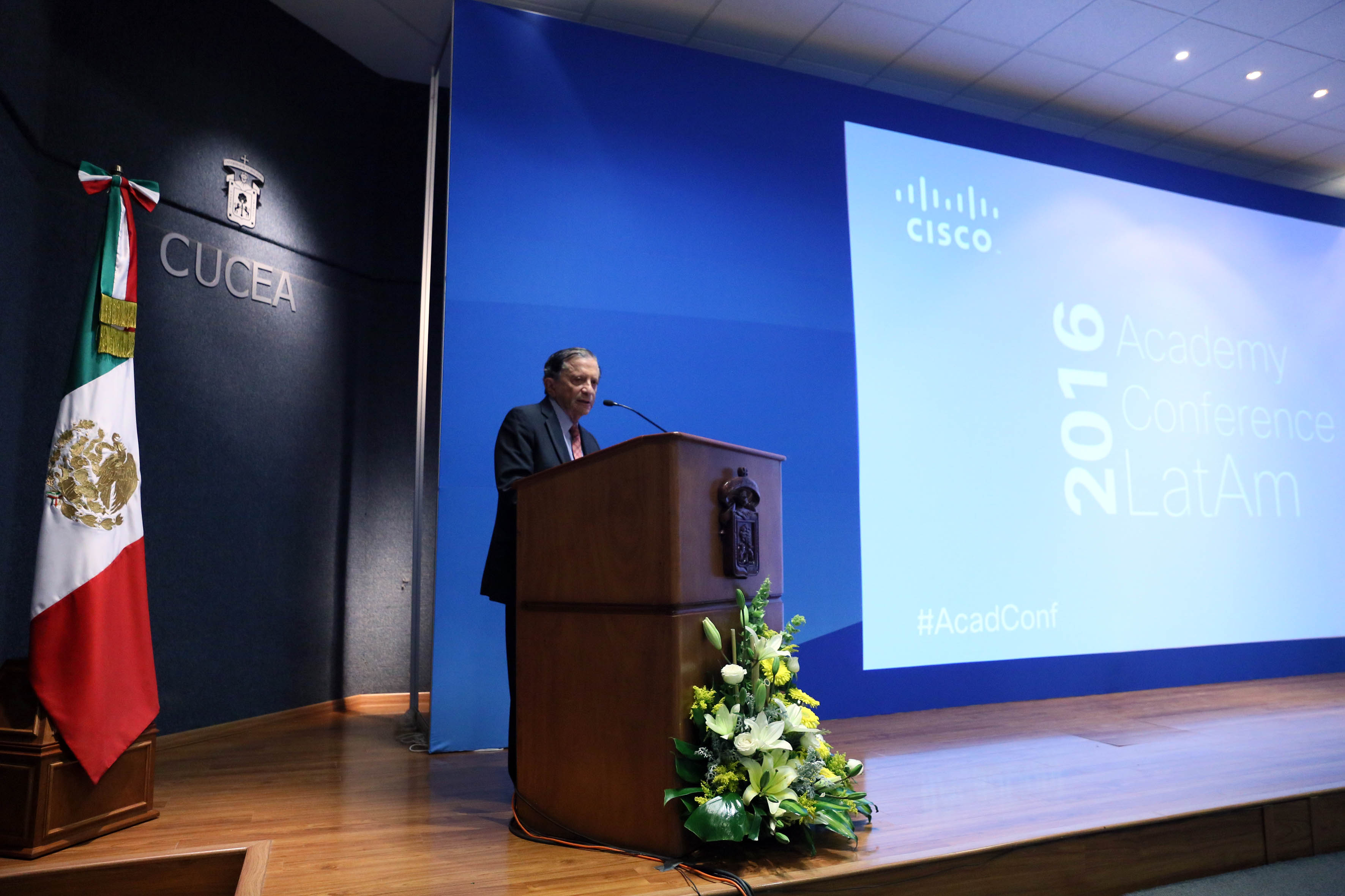 Maestro Jaime Reyes Robles, Secretario de Innovación, Ciencia y Tecnología del gobierno de Jalisco, con micrófono en podium, haciendo uso la palabra.