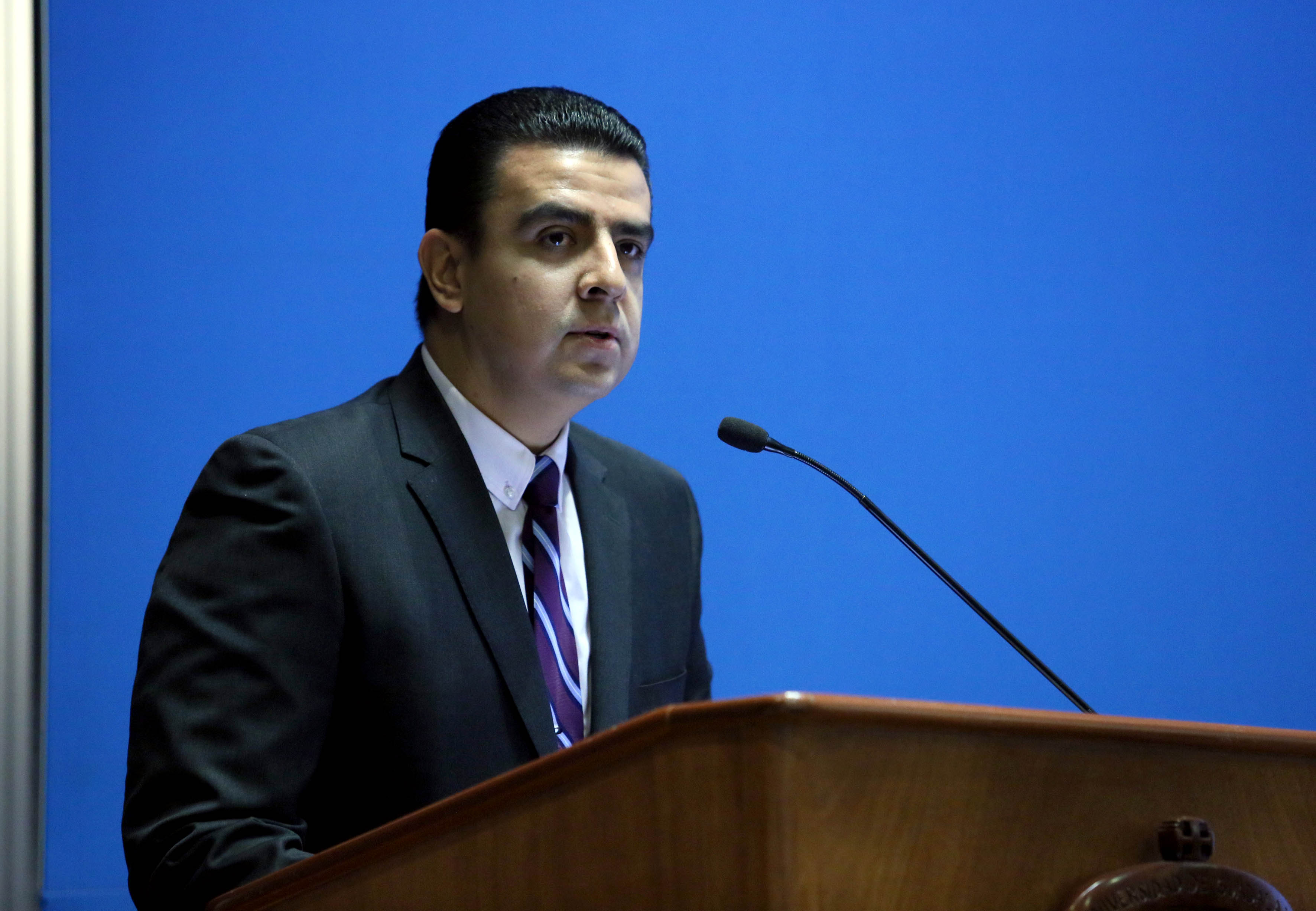 Dr.  Luis Alberto Gutiérrez Díaz de León, coordinador general de Tecnologías de la Información de la Universidad de Guadalajara, con micrófono en podium, haciendo uso de la palabra.