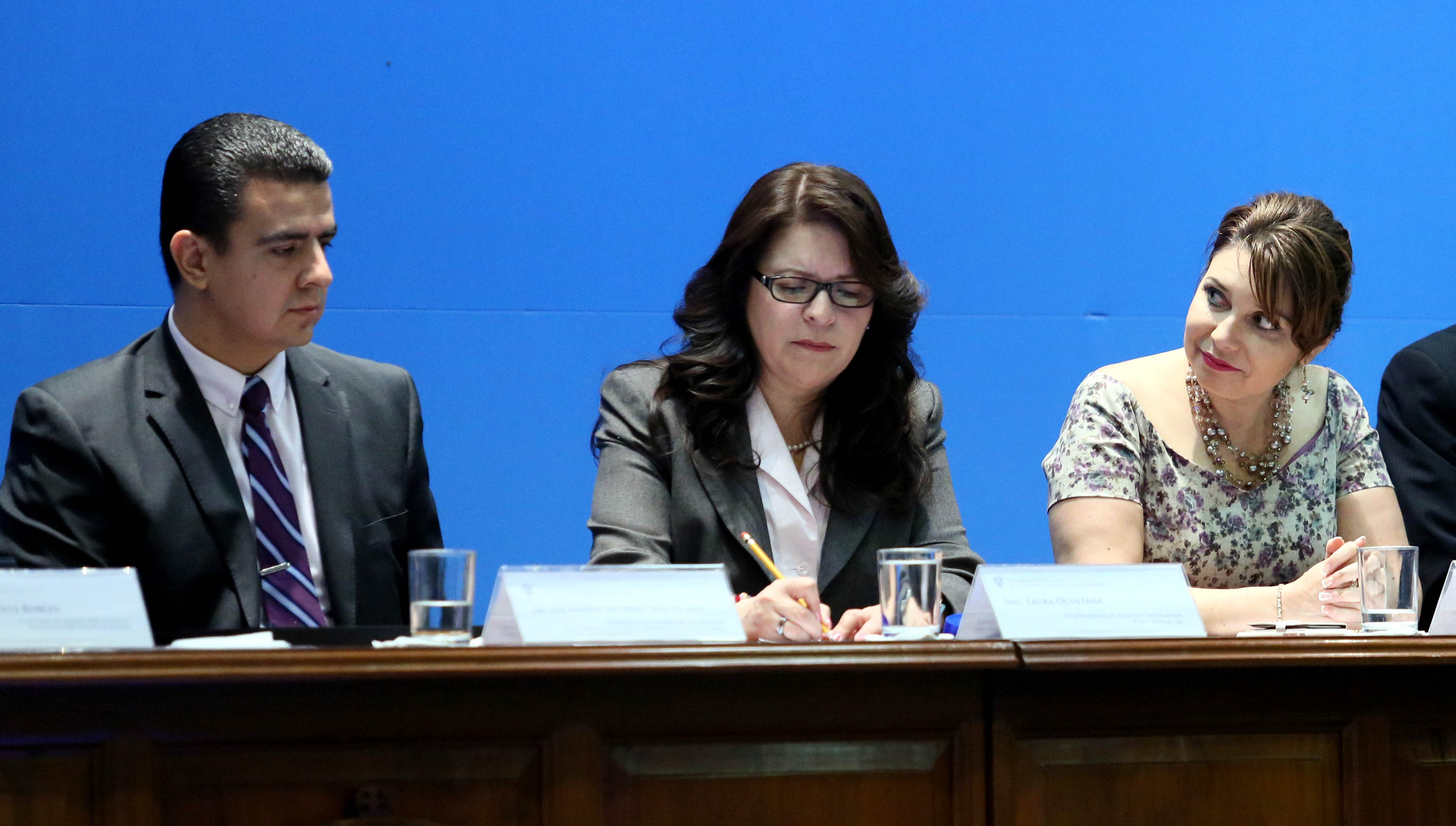 A la izquierda el Dr. Luis Alberto Gutiérrez Díaz de León, al centro la Ing. Laura Quintana y a la derecha la maestra Carmen Rodríguez Armenta, como miembros del presidium. 
