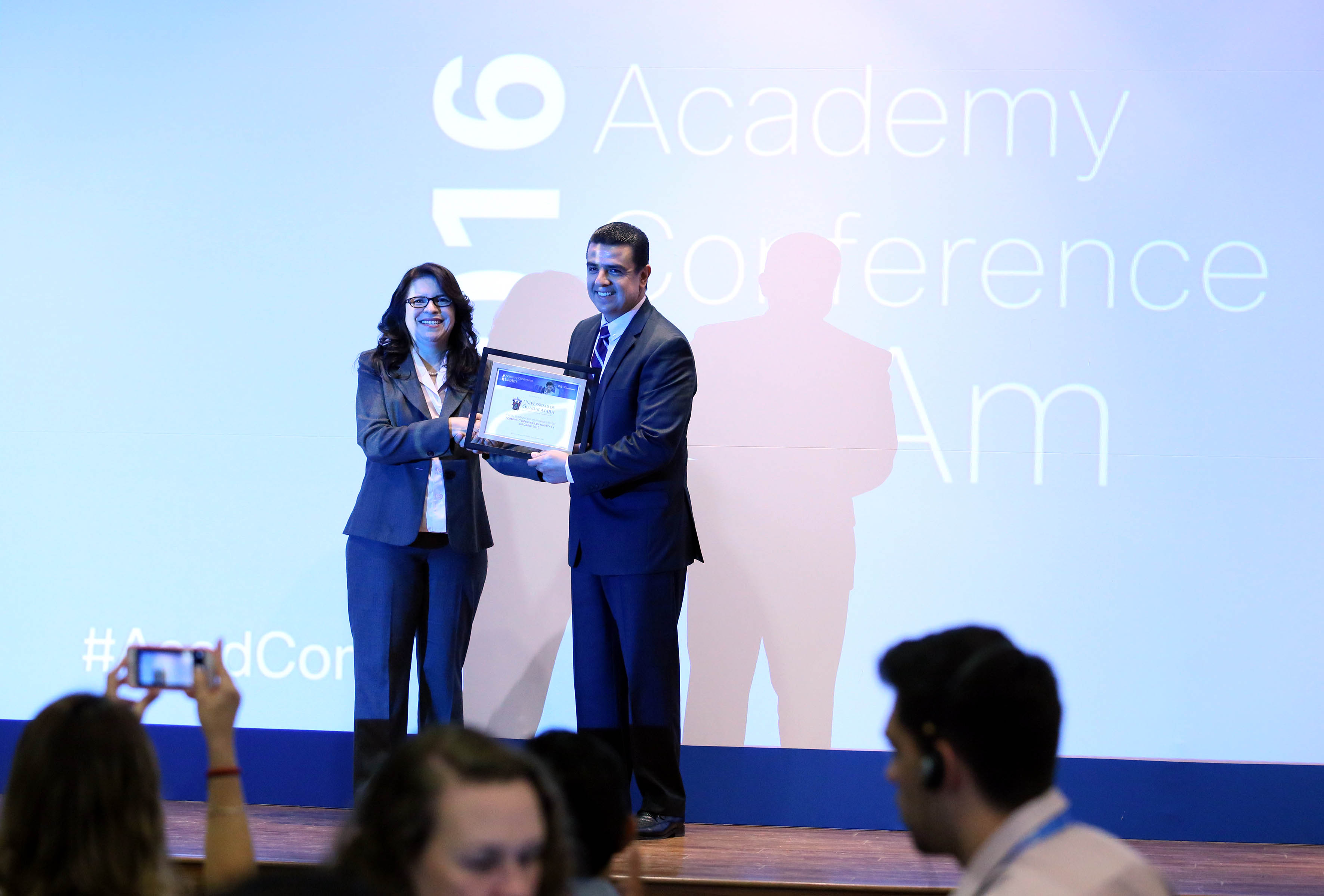El Dr.  Luis Alberto Gutiérrez Díaz de León, coordinador general de Tecnologías de la Información de la Universidad de Guadalajara, recibiendo reconocimiento por parte de Latam Academy Conference. 