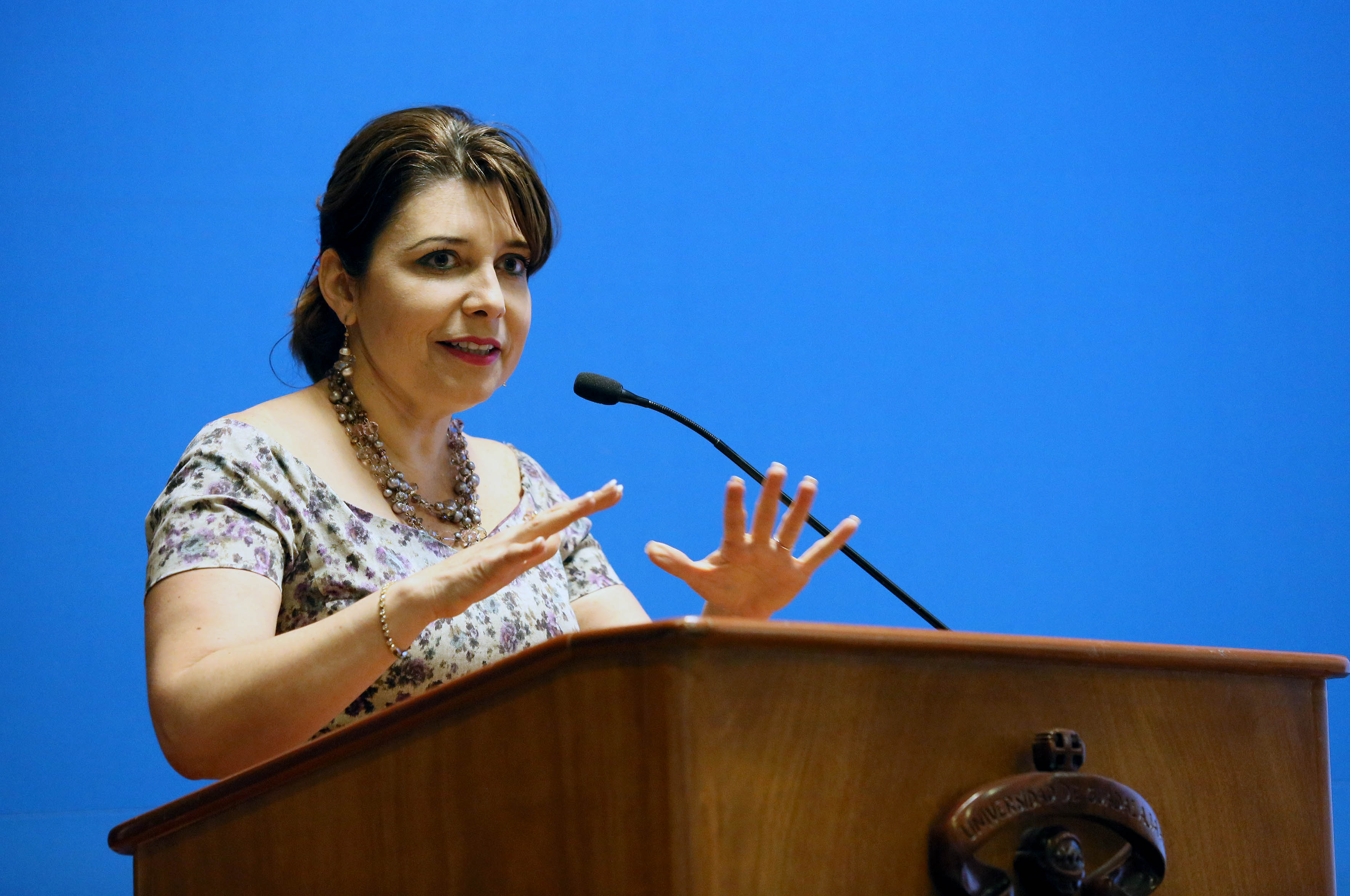 Maestra Carmen Rodríguez Armenta, directora general de la Instancia Coordinadora Nacional (ICN) del programa México Conectado y Coordinadora General Administrativa de la UdeG, con micrófono en podium haciendo uso de la palabra, durante la inauguración de la Academy Conference Latinoamérica y el Caribe 2016.