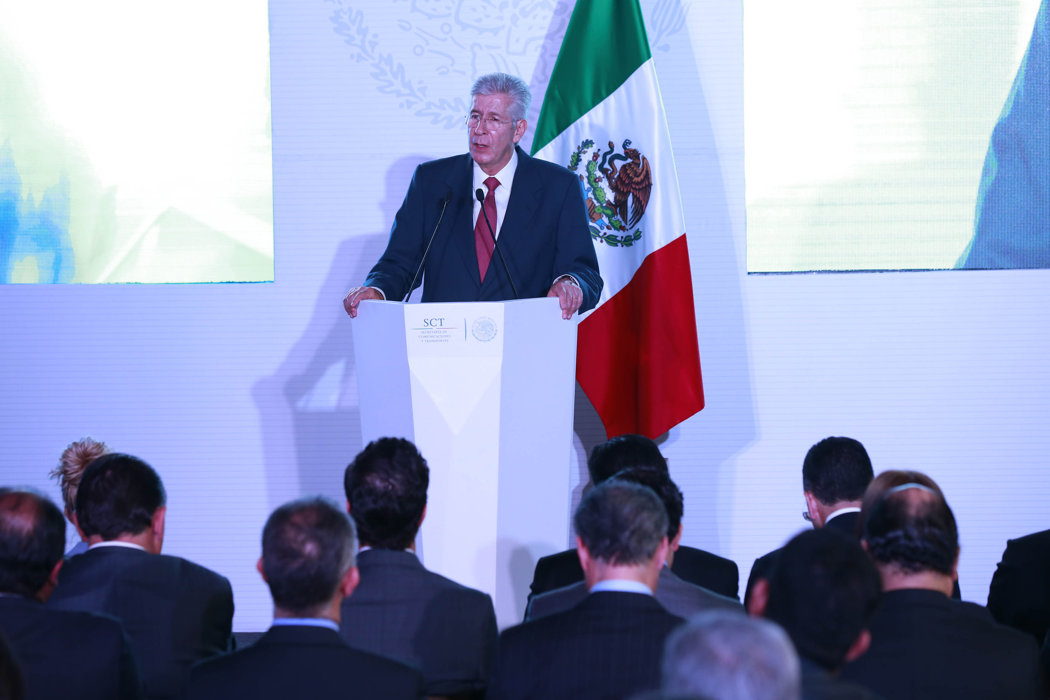 Gerardo Ruiz Esparza, Secretario de Comunicaciones y Transportes, haciendo uso de la palabra