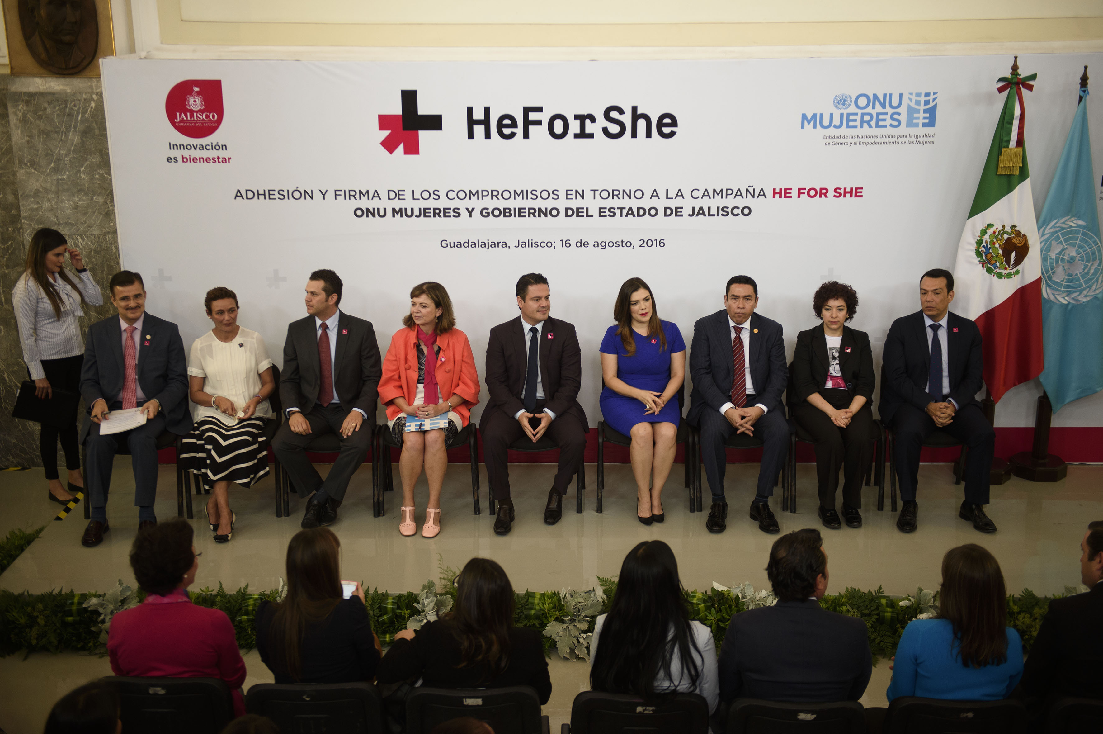 Autoridades responsables de la campaña "He for She", en conferencia