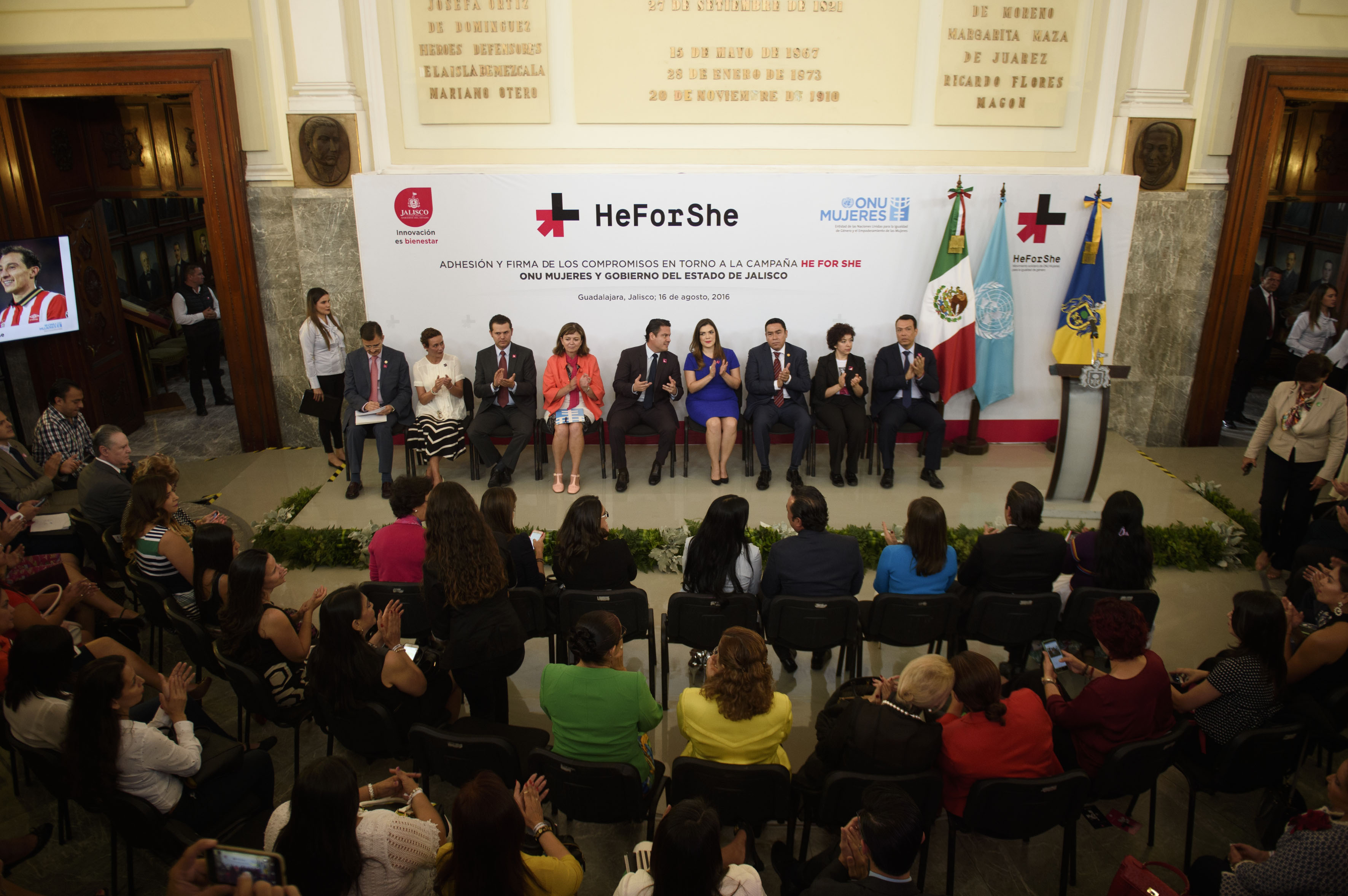 Autoridades responsables de la campaña "He for She", participando en conferencia