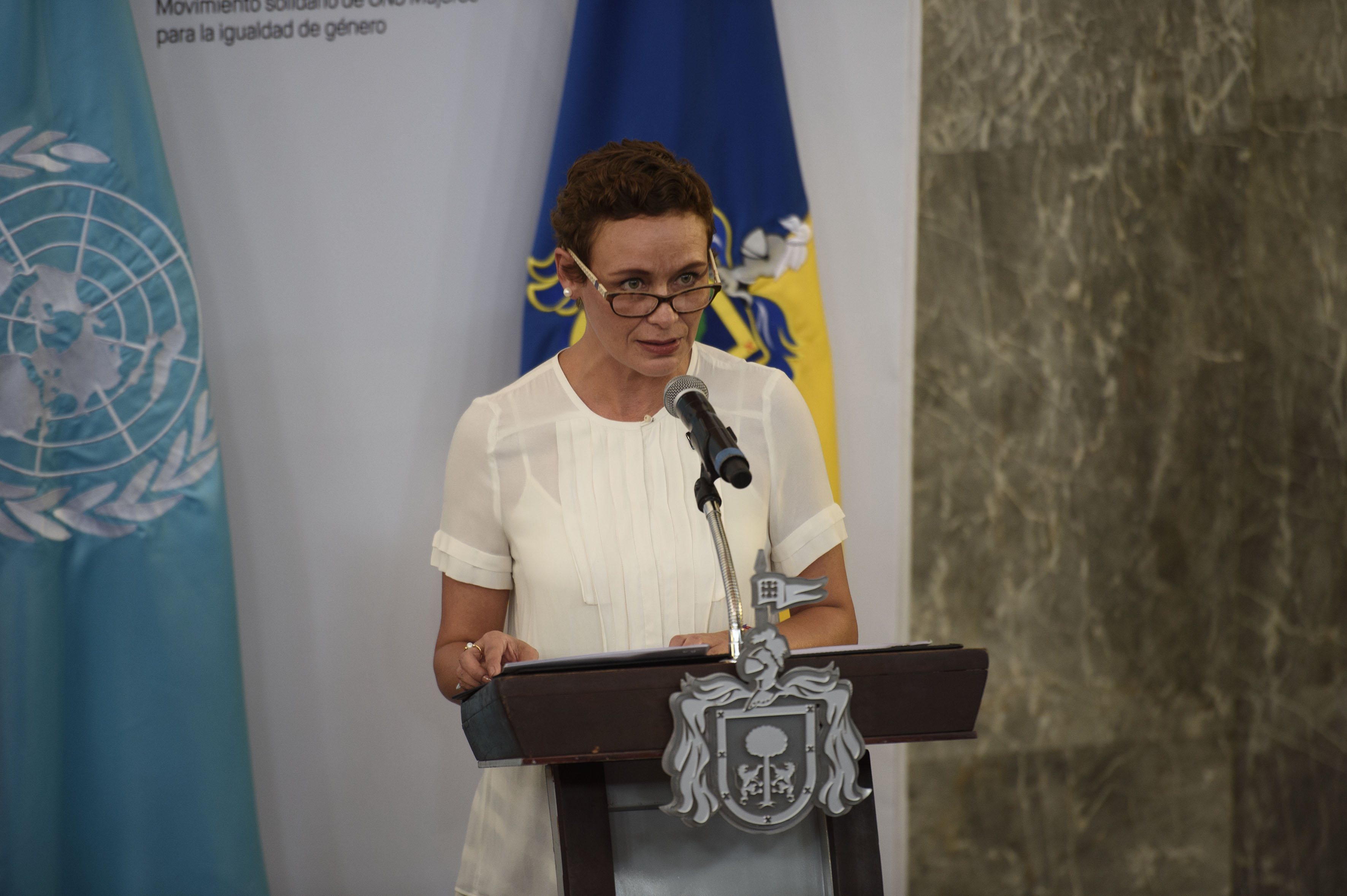Doctora Érika Loyo Beristáin, presidenta del Instituto Jalisciense de las mujeres, frente al micrófono