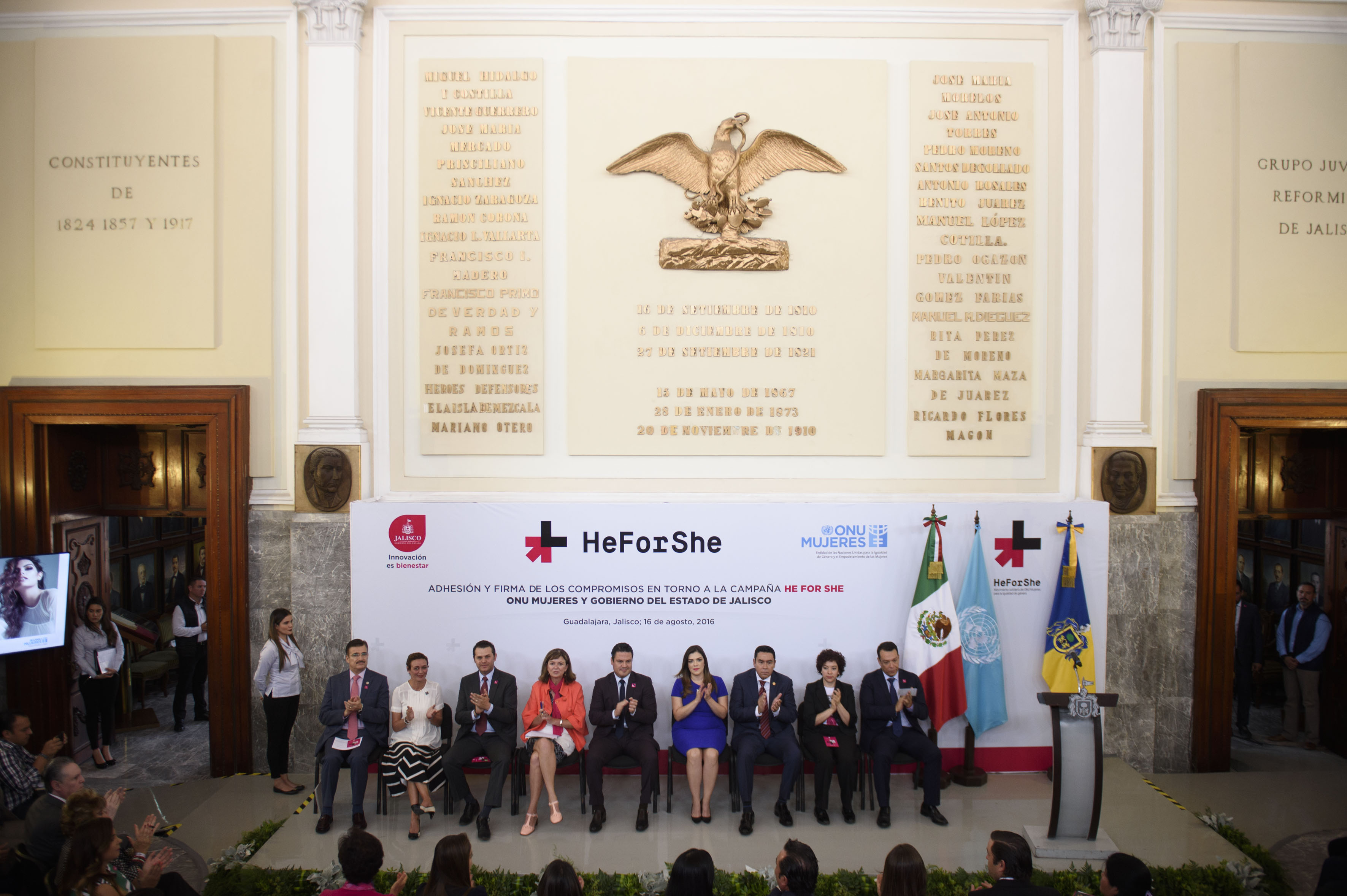 Autoridades responsables de la campaña "He for She", participando en conferencia