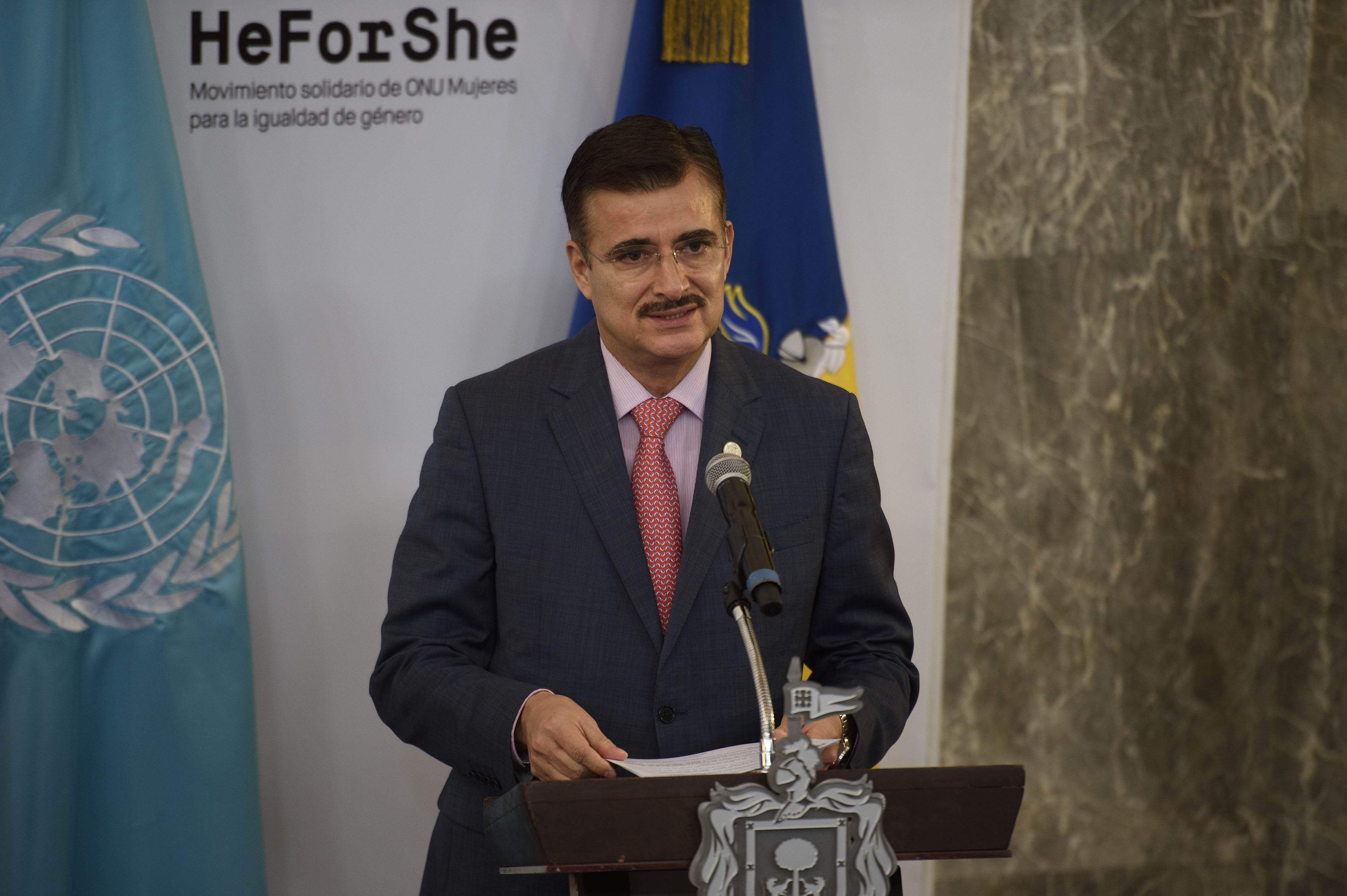 Maestro Itzcóatl Tonatiuh Bravo Padilla, Rector General de la UdeG, participando en conferencia