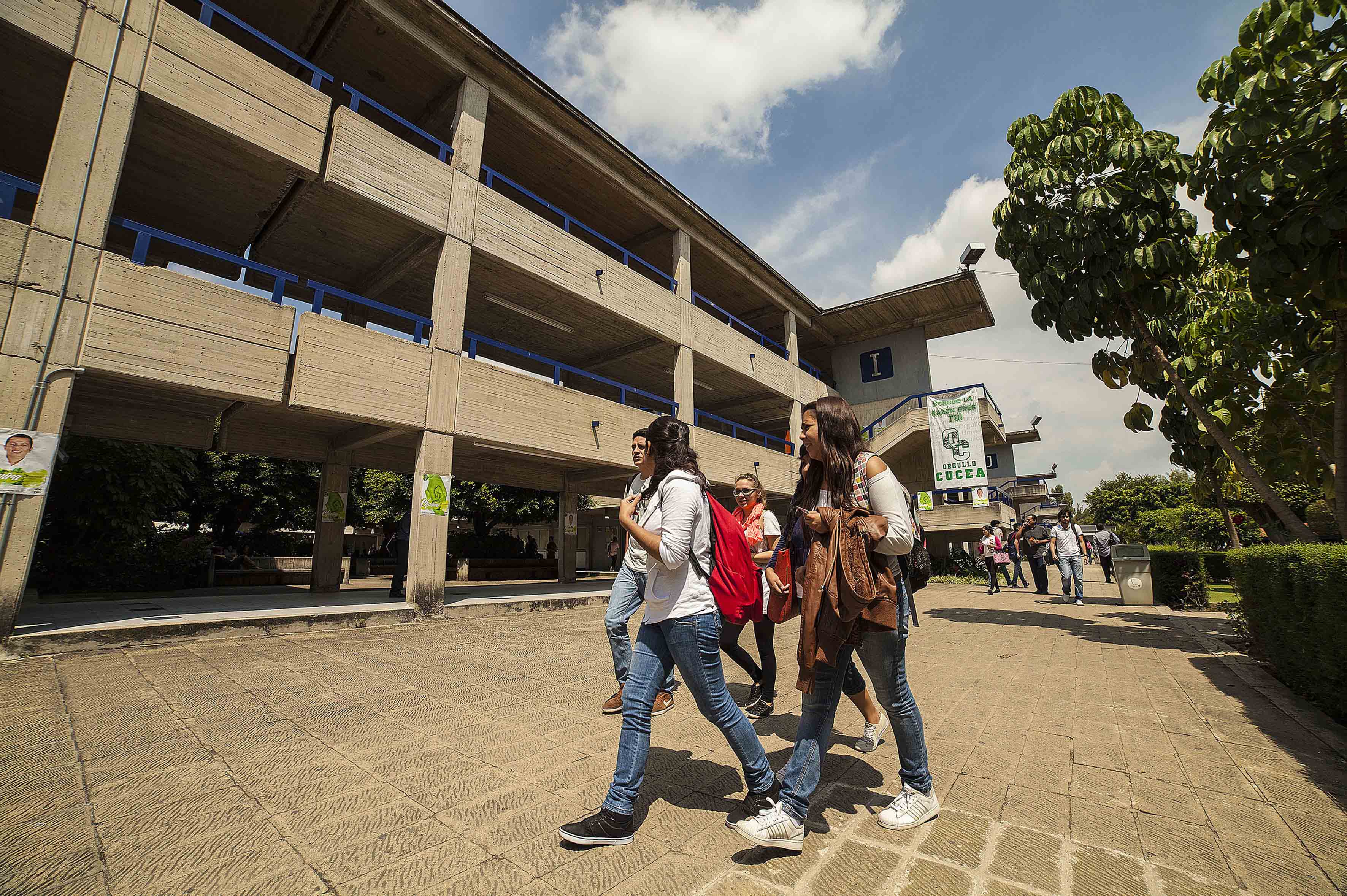Estudiantes caminando por instalaciones universitarias
