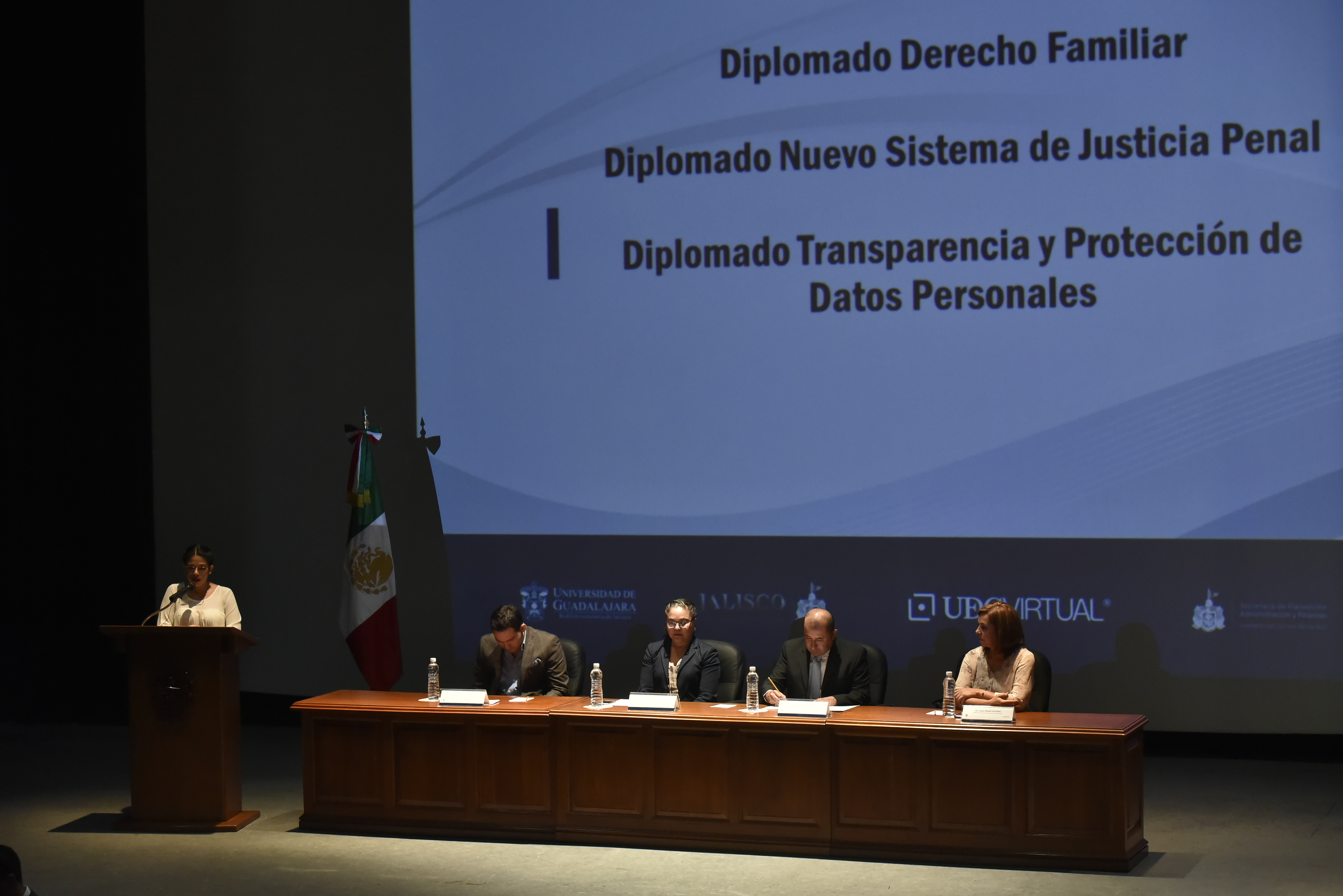 Miembros del presídium, participando en la ceremonia de acreditaciones en justicia penal, transparencia y derecho familiar, por parte del Sistema de Universidad Virtual (SUV), de la Universidad de Guadalajara.