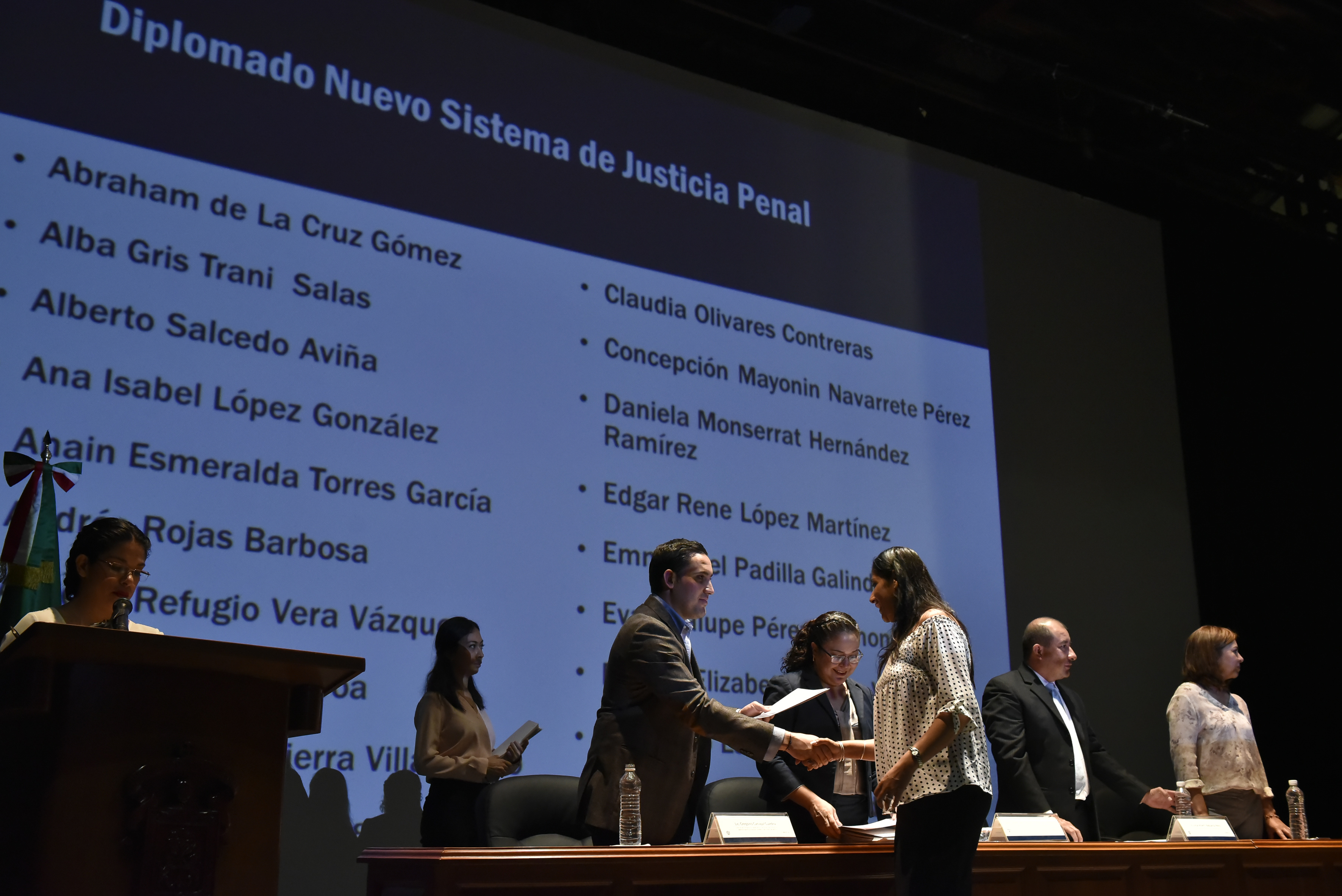 Licenciado Gregorio Carvajal Guedea, director de Formación y Capacitación de la Secretaría de Planeación, Administración y Finanzas (Sepaf), entregando diploma a funcionaria.