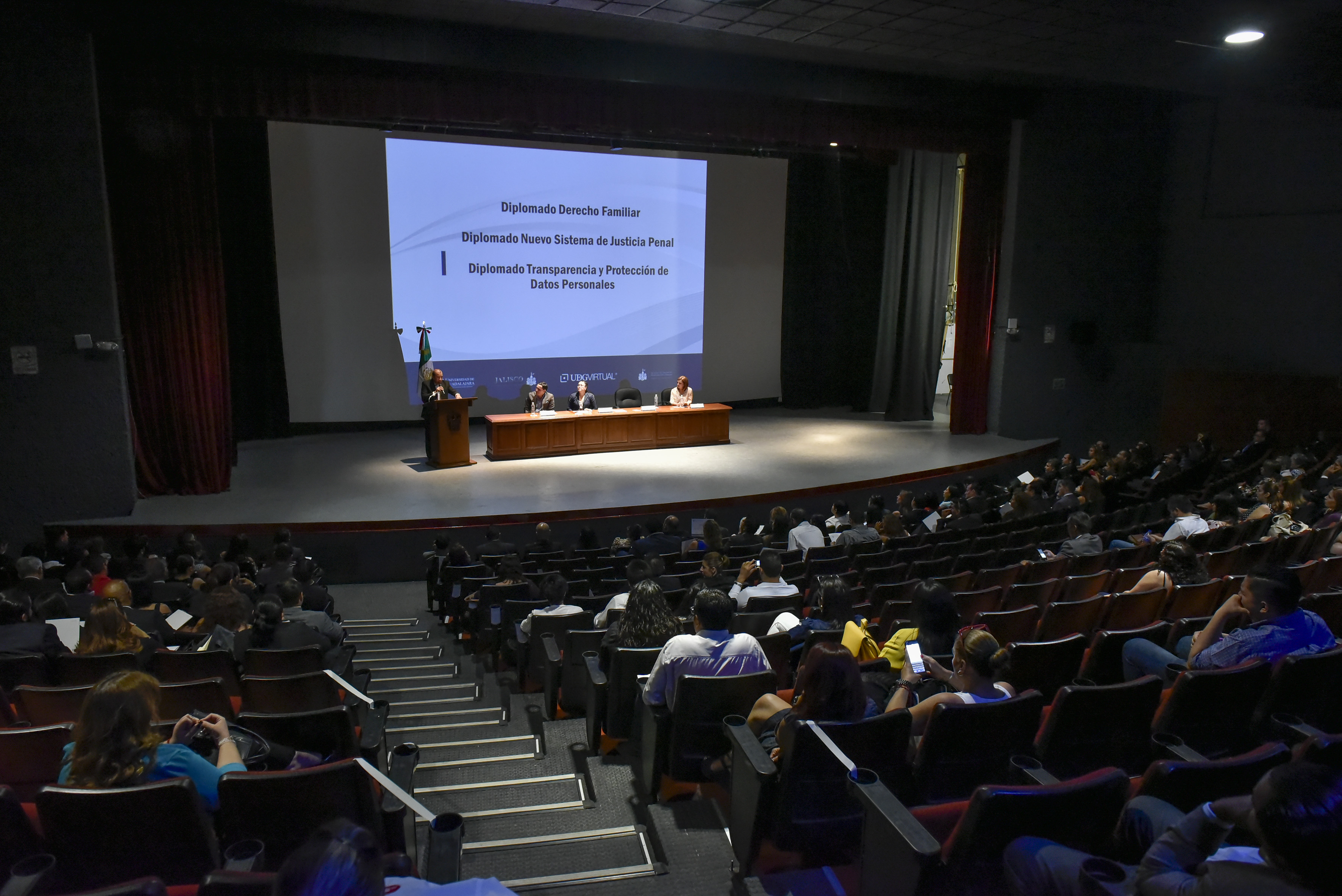 Asistentes a la ceremonia de entrega de acreditaciones en justicia penal, transparencia y derecho familiar.