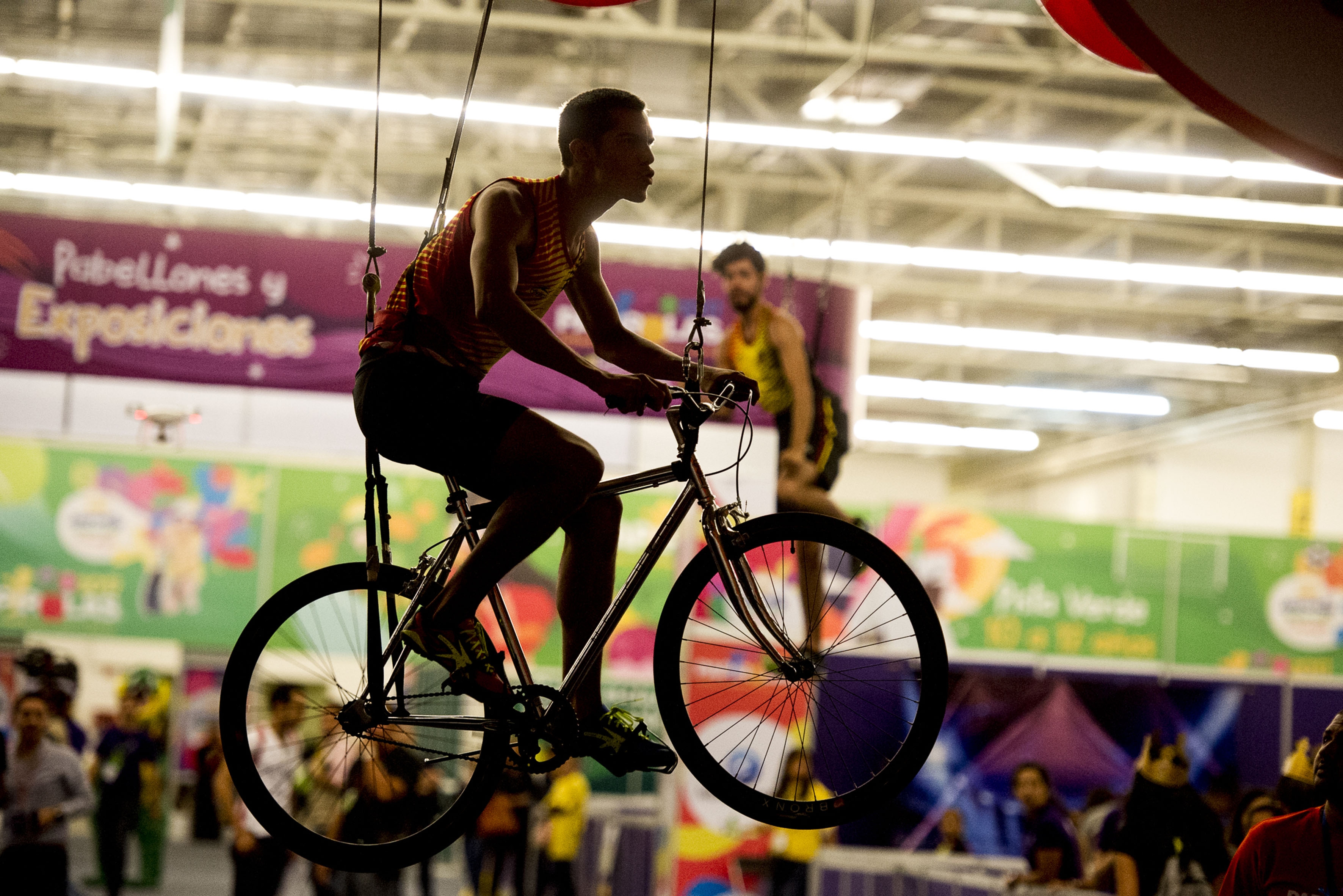 Demostración del deporte del ciclismo, mientras la bicicleta está suspendida en el aire para poder mostrar la acción de la misma; durante la Inauguración del Festival Papirolas 2017.