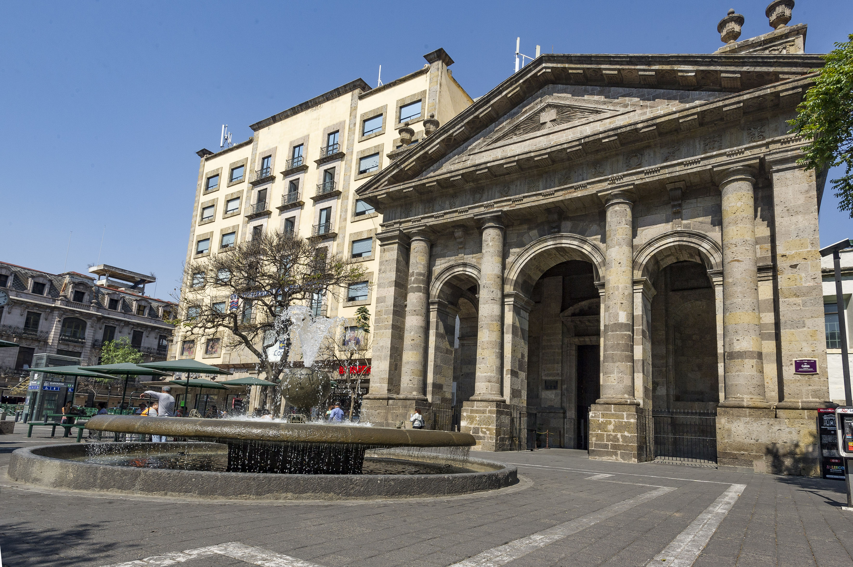 Fachada de la Biblioteca Iberoamericana “Octavio Paz” de la Universidad de Guadalajara,