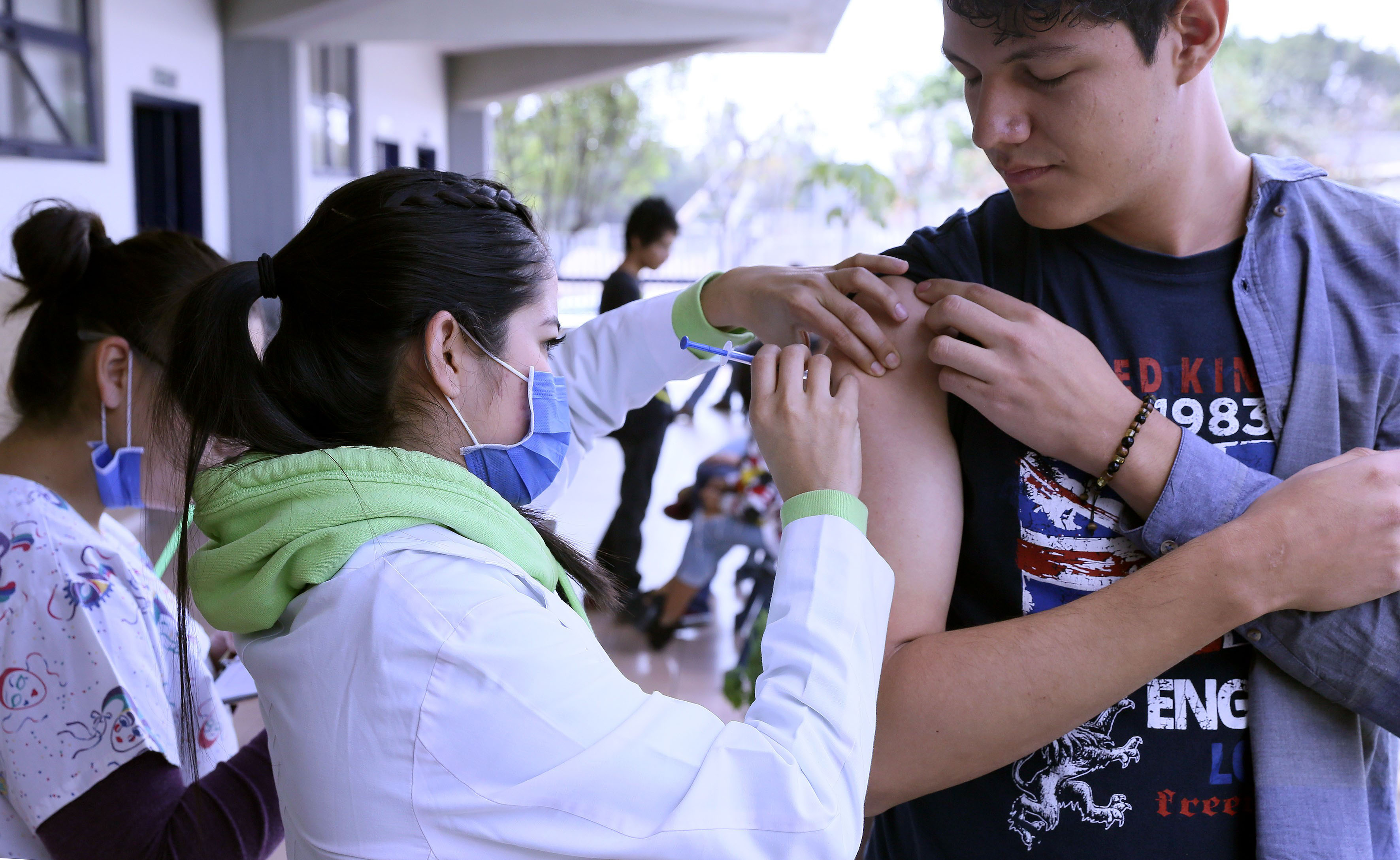 especialista aplicación de vacuna para prevenir influenza