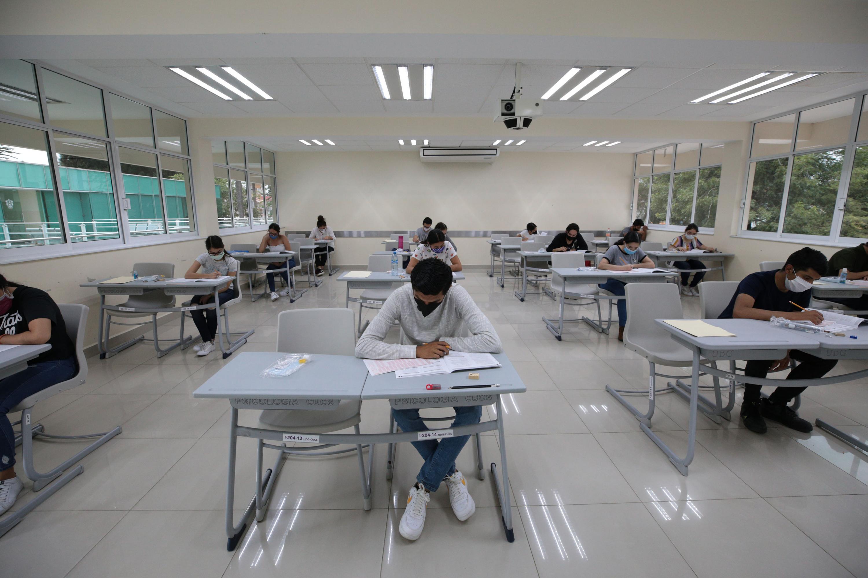 Realizan 22 mil 926 jóvenes examen de admisión a UdeG durante la