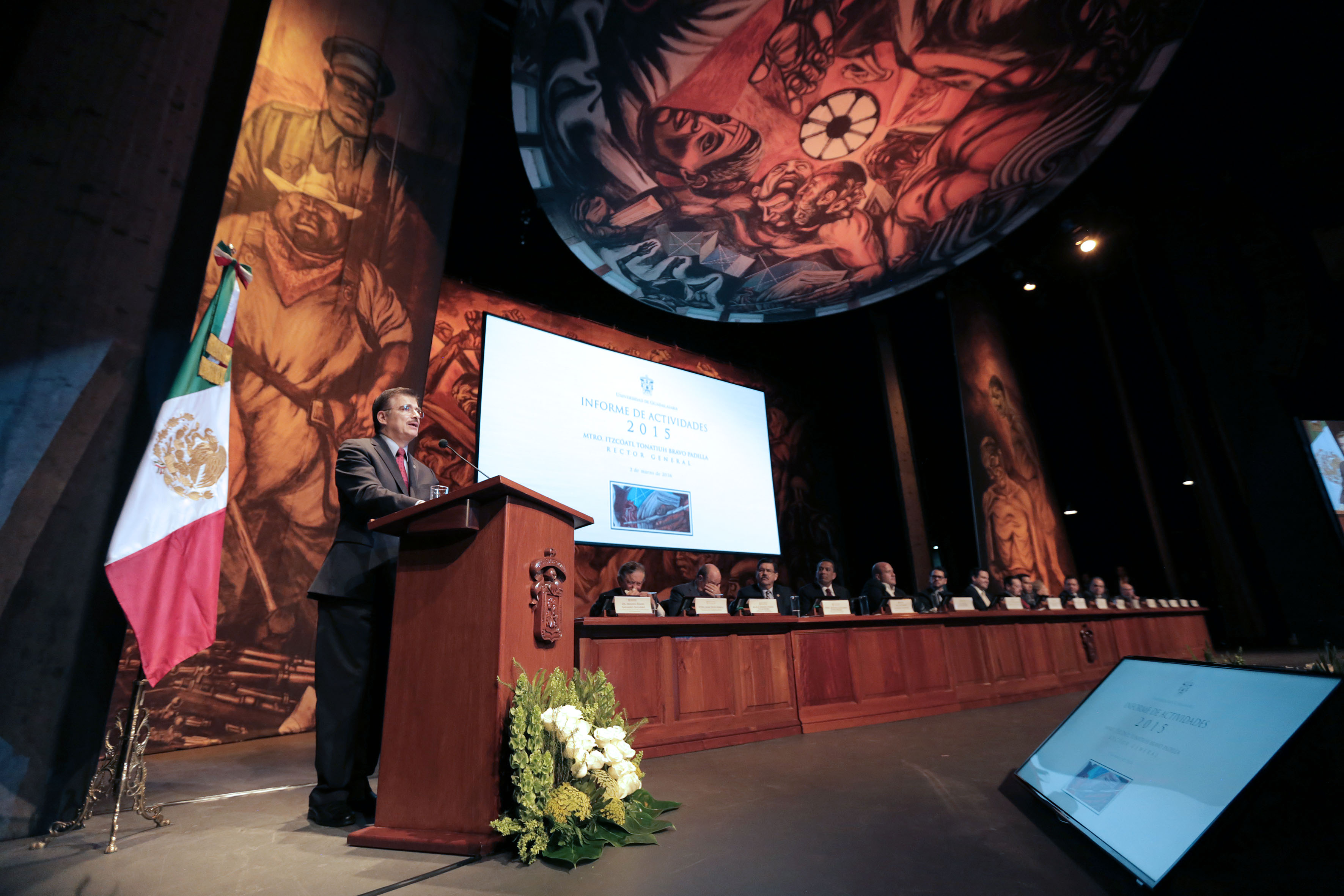 Vista panorámica de autoridades universitarias, estatales y municipales presentes en el tercer informe de actividades del Rector General de la Universidad de Guadalajara, maestro Itzcóatl Tonatiuh Bravo Padilla, en el Teatro Degollado..