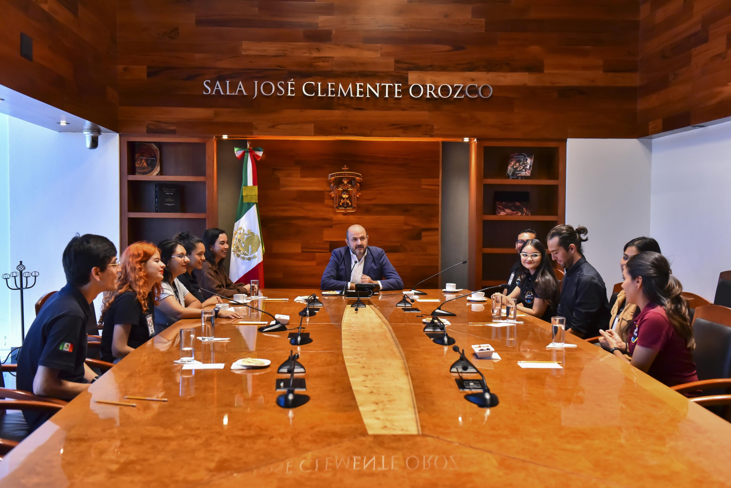 Recibe Rector General a estudiantes participantes en Congreso Internacional de Aeronáutica, celebrado en Francia