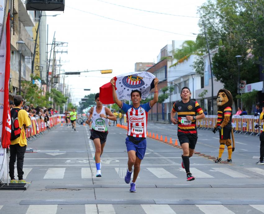 Disfrutan 10 mil corredores la séptima Carrera Leones Negros