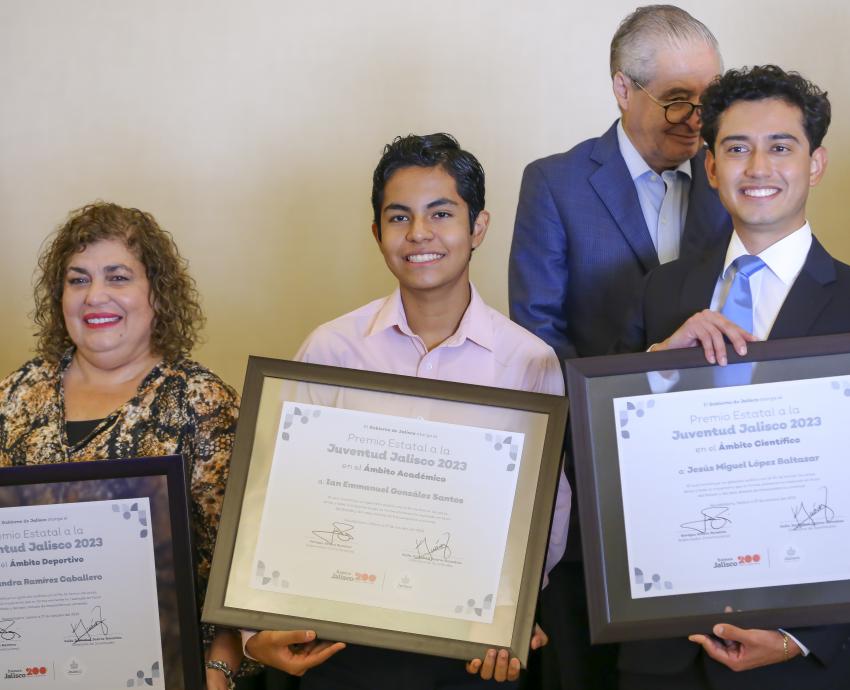 Reconocen con Premio Estatal de la Juventud a egresados de UdeG