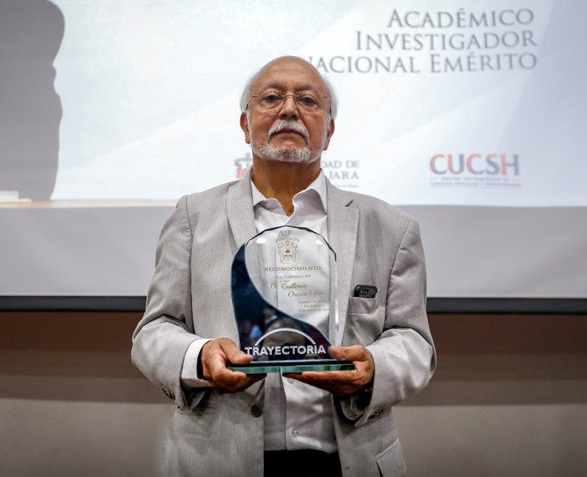 UdeG reconoce trayectoria académica del doctor Guillermo Orozco Gómez