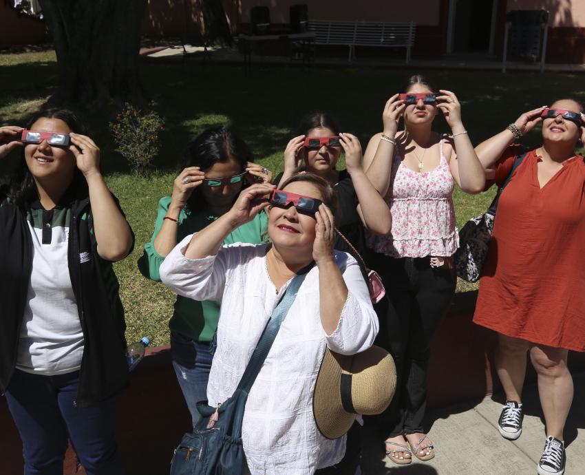 Disfrutan más de cuatro mil personas eclipse solar en el Instituto de Astronomía y Meteorología