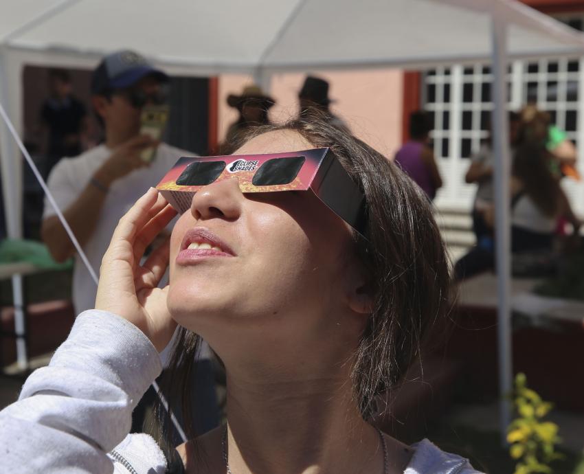 Disfrutan más de cuatro mil personas eclipse solar en el Instituto de Astronomía y Meteorología