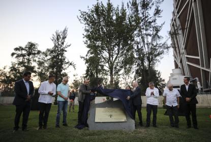 Colocan monumento vivo en memoria de Raúl Padilla López