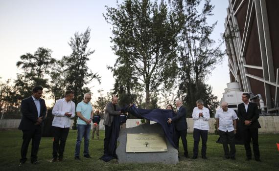 Colocan monumento vivo en memoria de Raúl Padilla López