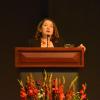 Doctora Lilia Victoria Oliver Sánchez, Rectora del CUCSur, en podium haciendo uso de la palabra, durante acto protocolario.