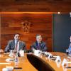 Rector General de la UdeG, maestro Itzcóatl Tonatiuh Bravo Padilla y el director del Programa de Tecnologías Sostenibles y Salud, de la Universidad de Harvard, doctor Ramón Sánchez Piña, en firma de convenio 