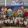 Grupo de niños y maestros de escuelas de Autlan, con los personajes de papirolas.