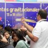 Niños participando en el taller lentes gravitacionales en Papirolas 2016