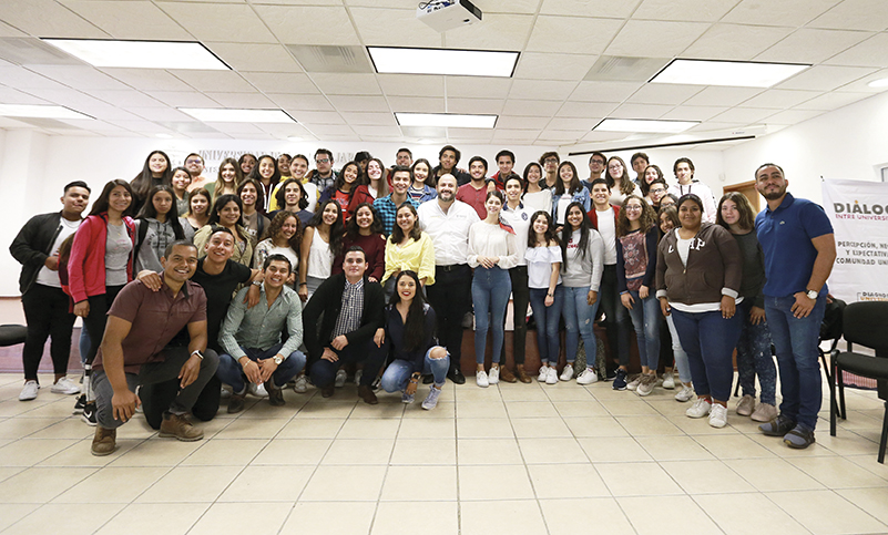 Toma de fotografía grupal del Rector General de la Universidad de Guadalajara, doctor Ricardo Villanueva Lomelí y un grupo de estudiantes