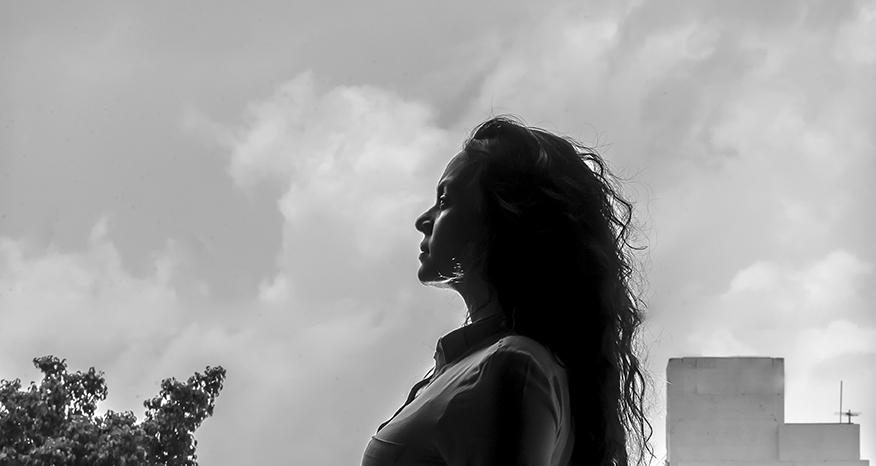 Silueta de una mujer, viendo hacia el horizonte 