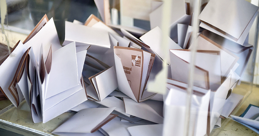 Boletas electorales depositadas en una urna transparente