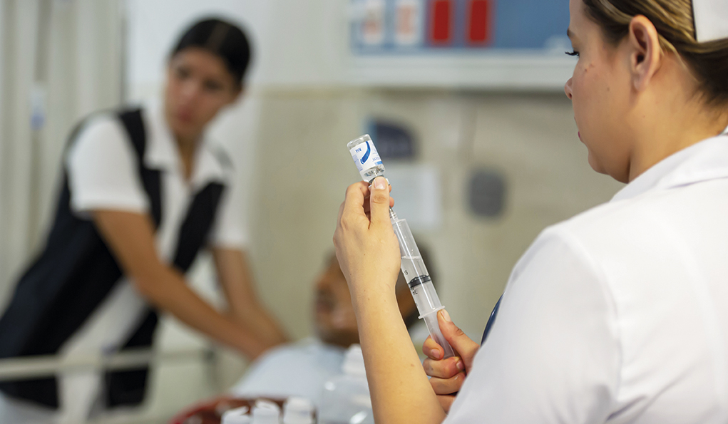 Enfermeras atendiendo a un paciente en el hospital