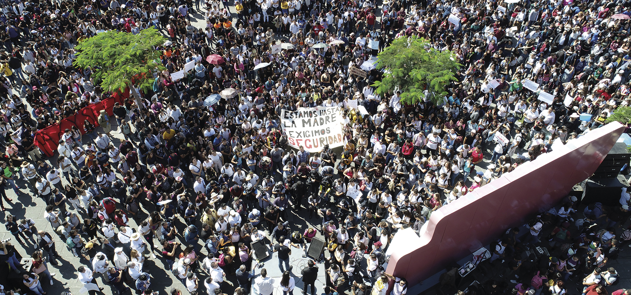 Toma aerea de los estudiantes de la Universidad de Guadalajara, durante la marcha para pedir seguridad y regulación del transporte público