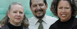 Tres trabajadores administrativos sonriendo