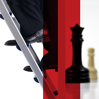 Pies de una persona subiendo una escalera, al fondo se pueden aprecias dos piezas de ajedrez; blanco y negro