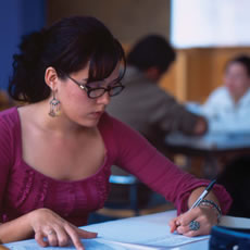 Estudia en la Universidad de Guadalajara.