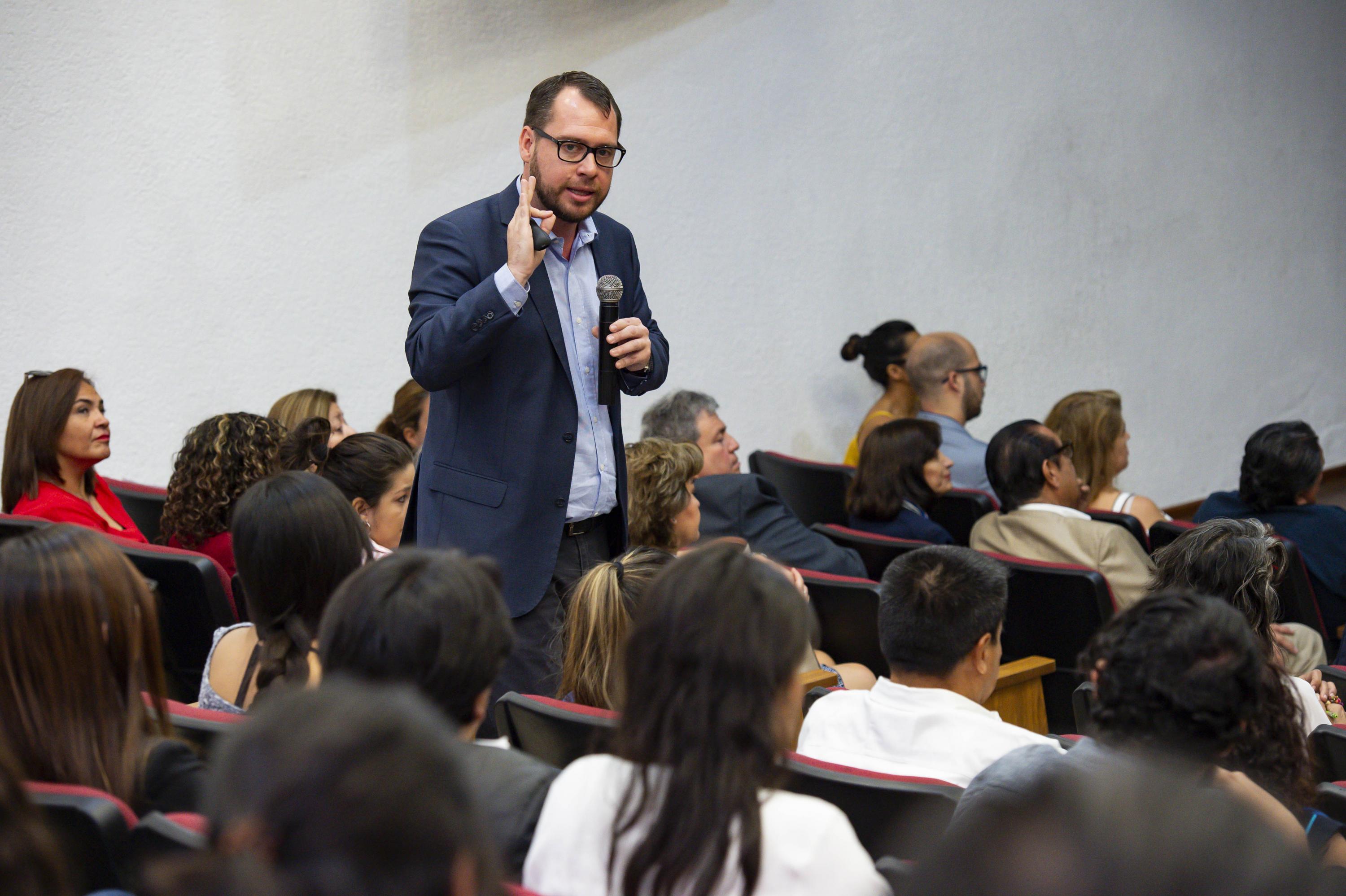 Profesor invitado por más de cinco años en la Universidad de Guadalajara (UdeG), el geógrafo alemán Bernd Pfannenstein en uso de la palabra